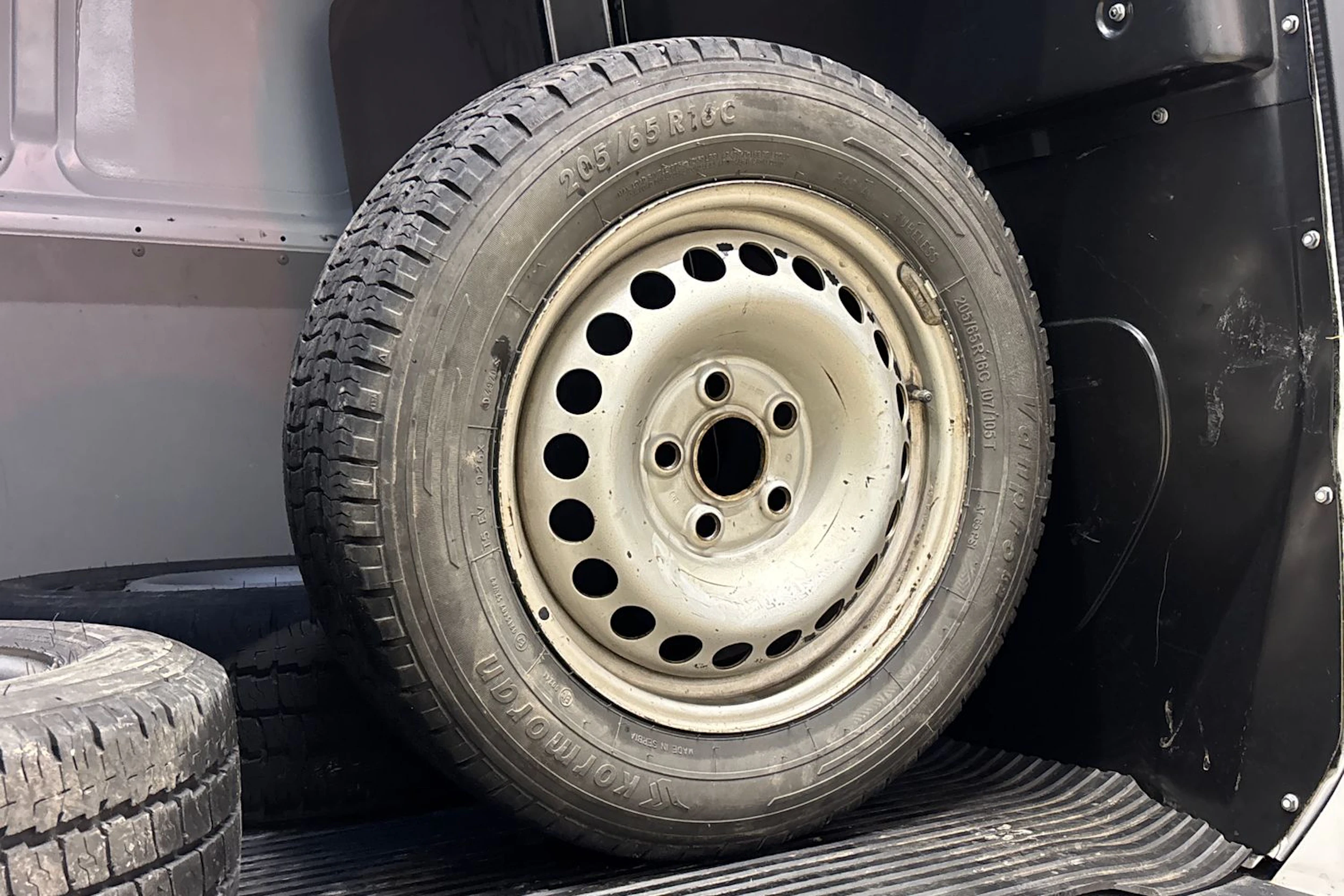 valkoinen Volkswagen Transporter 2019 kuva 30.