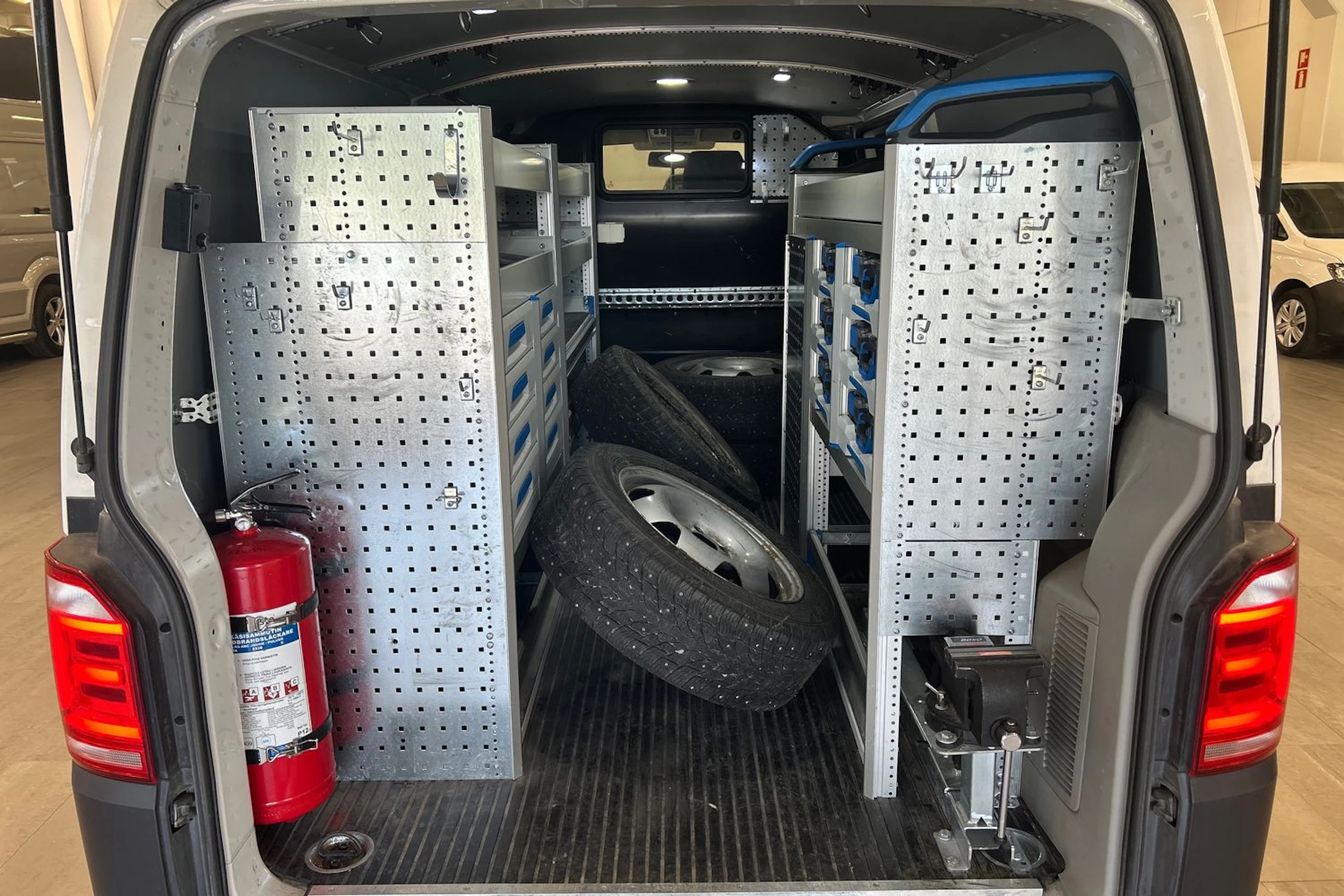 valkoinen Volkswagen Transporter 2019 kuva 4.