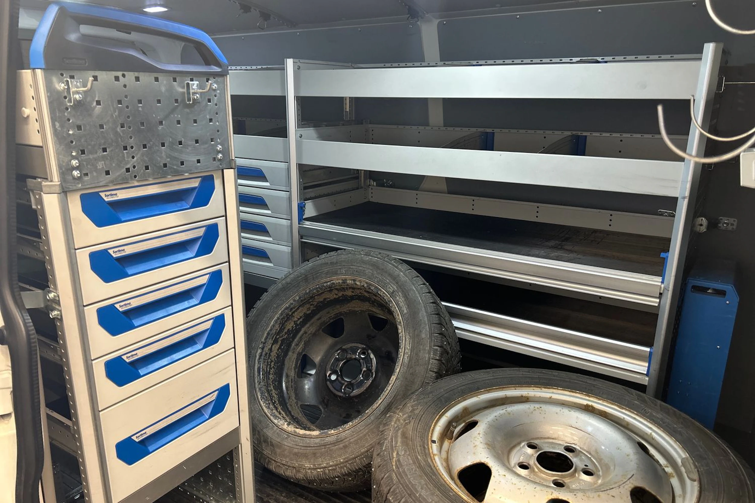 valkoinen Volkswagen Transporter 2019 kuva 5.