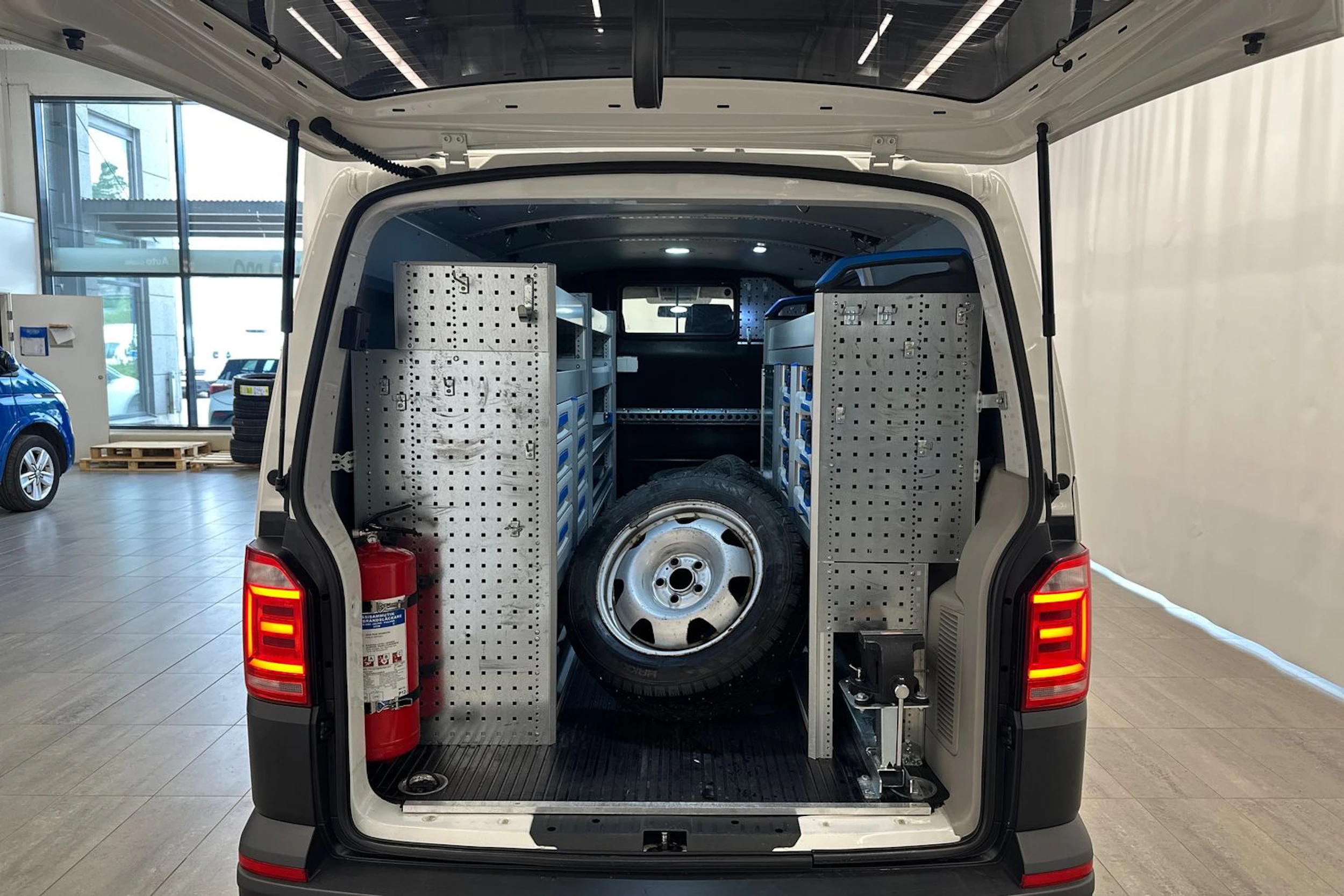valkoinen Volkswagen Transporter 2019 kuva 10.