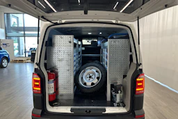 valkoinen Volkswagen Transporter 2019 kuva 10.