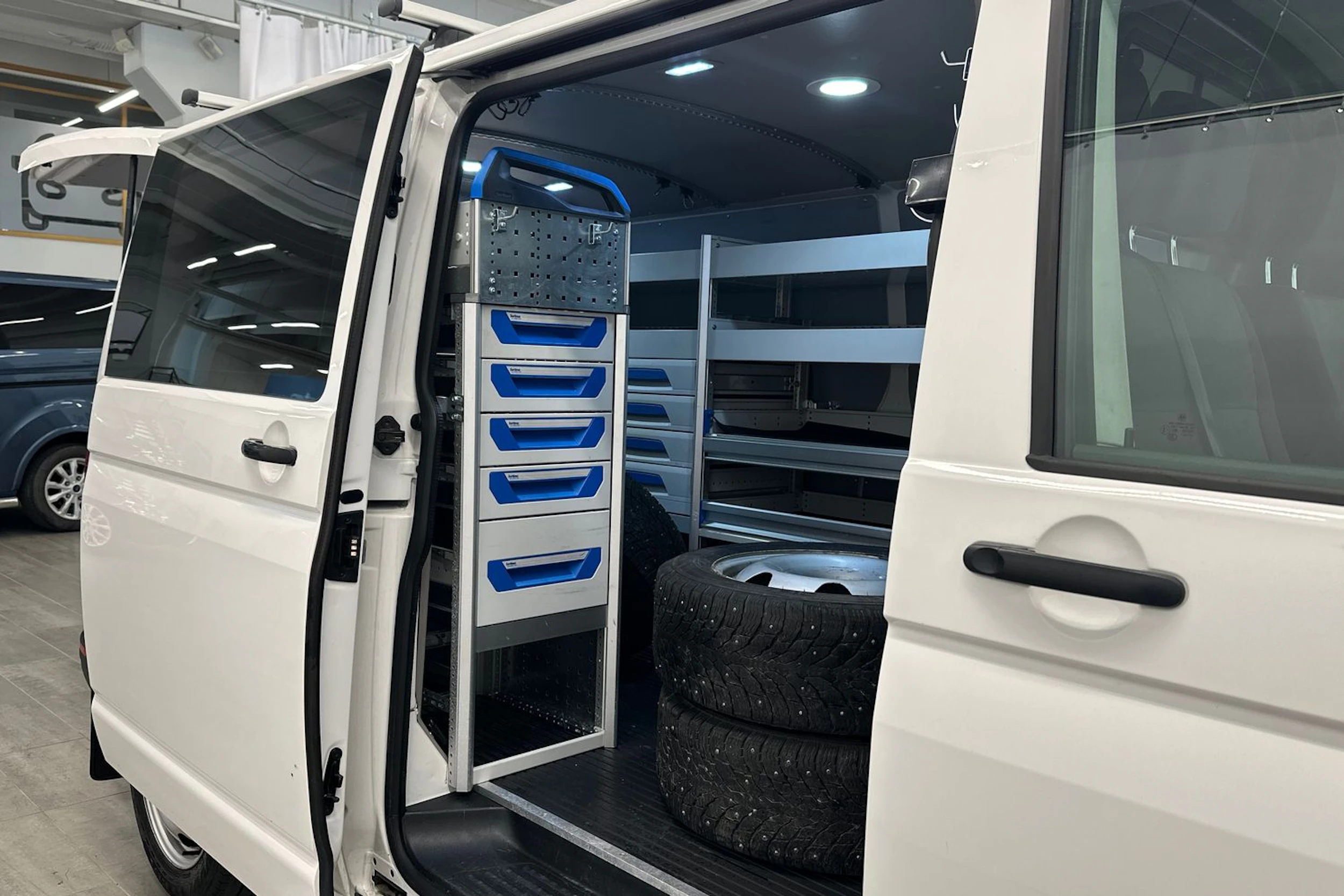 valkoinen Volkswagen Transporter 2019 kuva 11.