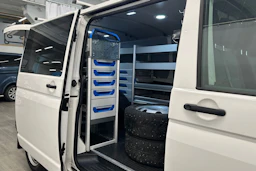 valkoinen Volkswagen Transporter 2019 kuva 11.