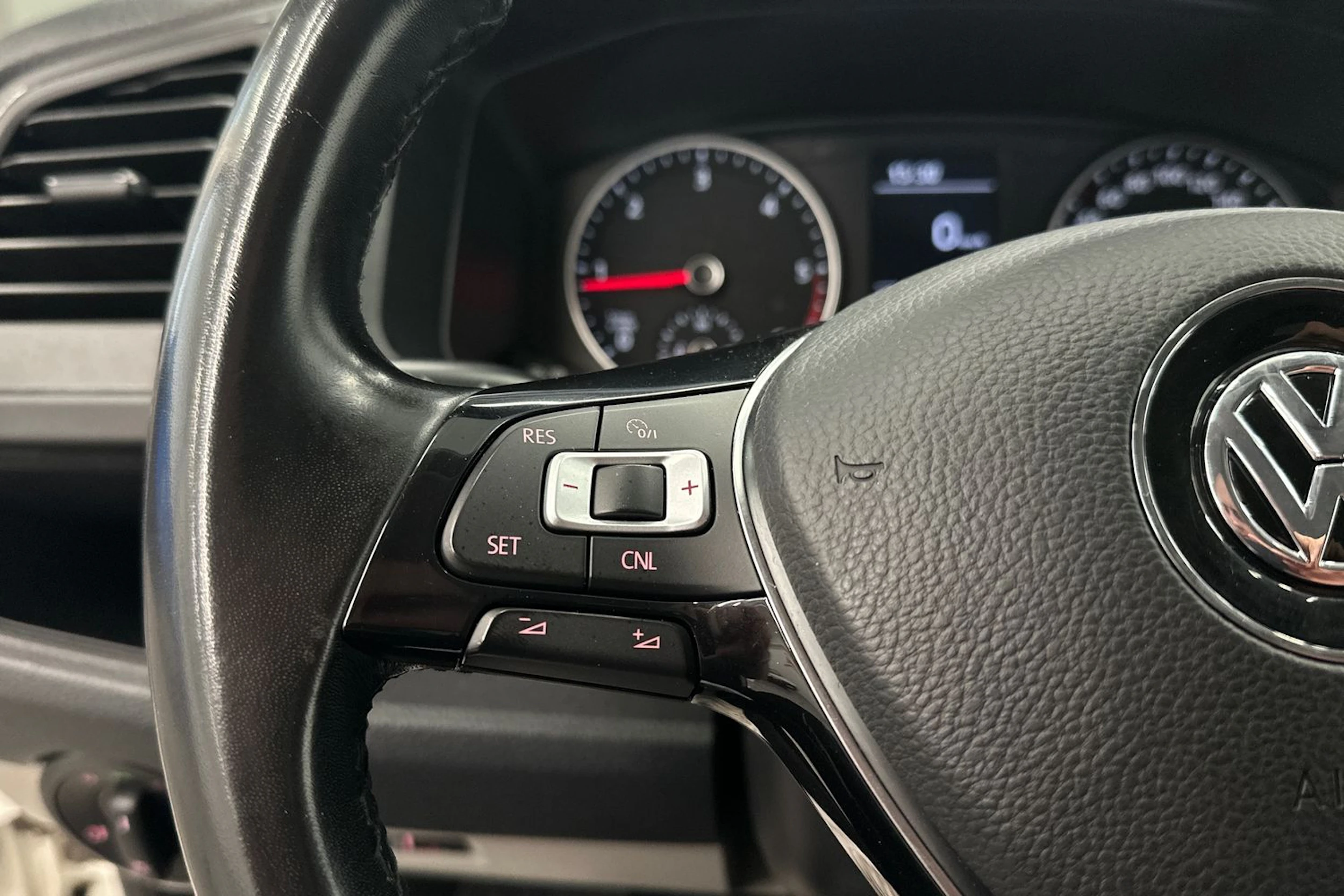 valkoinen Volkswagen Transporter 2019 kuva 12.