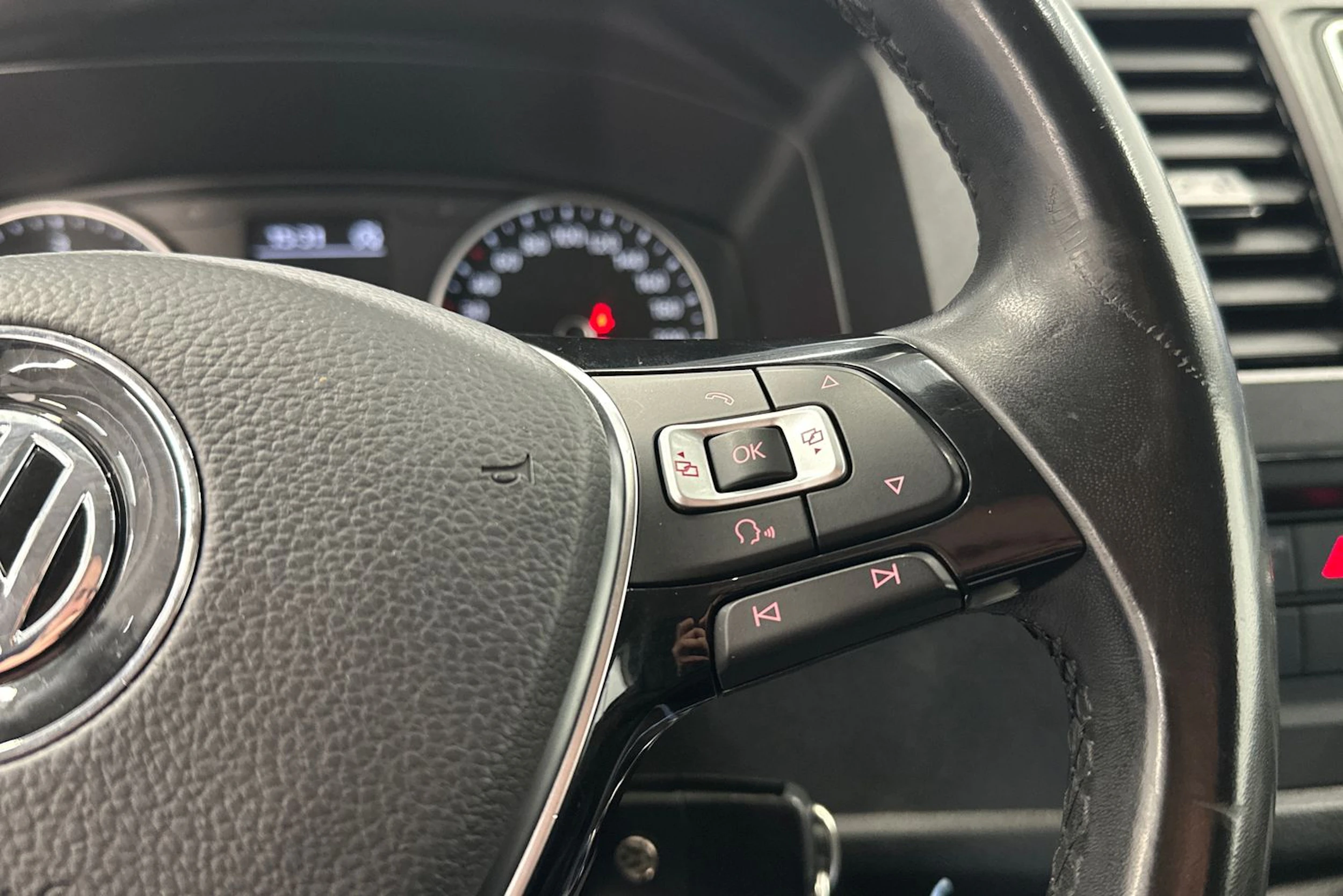 valkoinen Volkswagen Transporter 2019 kuva 13.