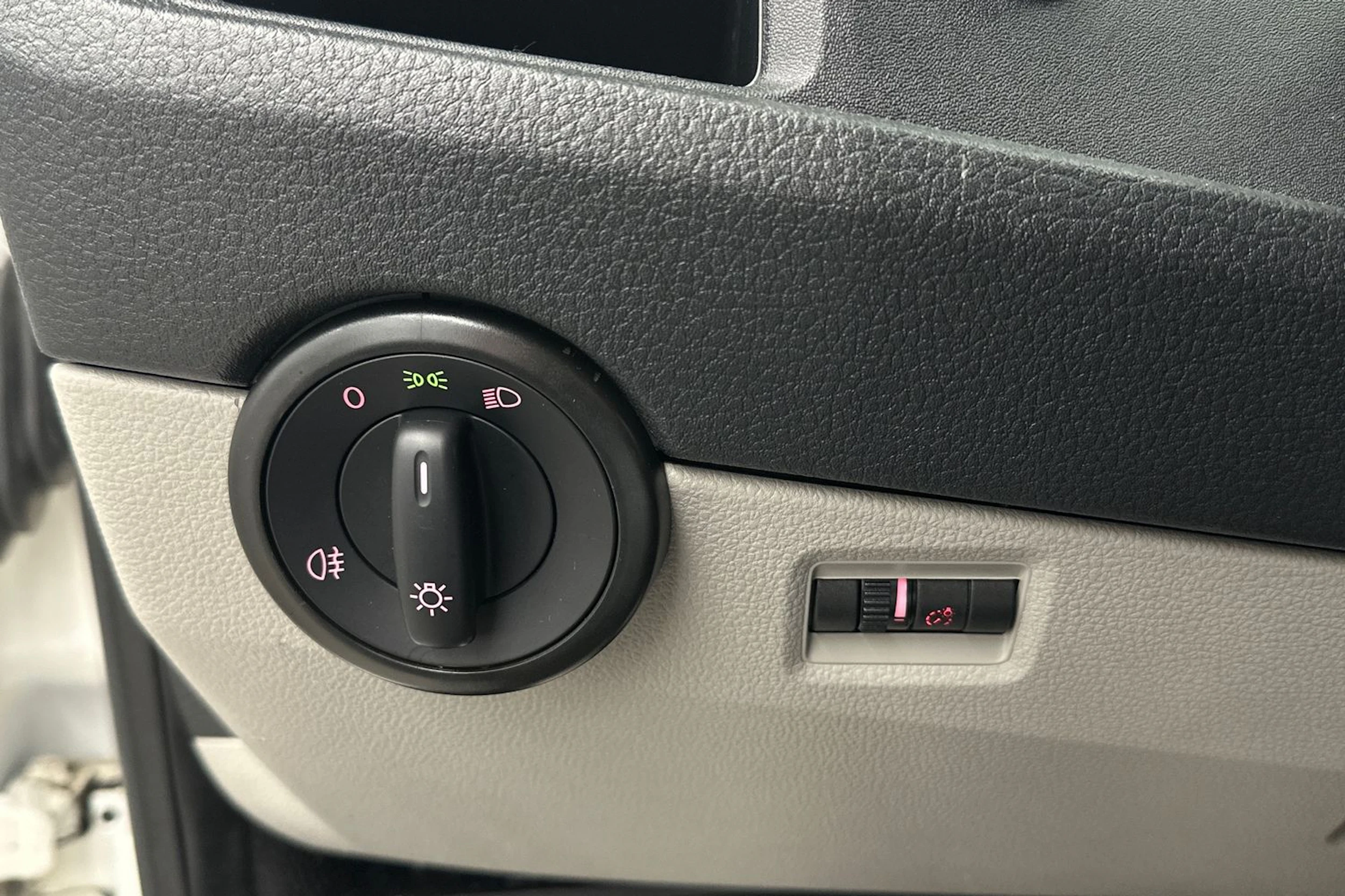 valkoinen Volkswagen Transporter 2019 kuva 14.