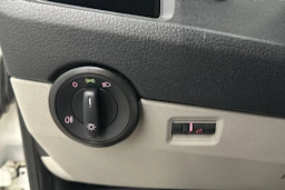 valkoinen Volkswagen Transporter 2019 kuva 14.