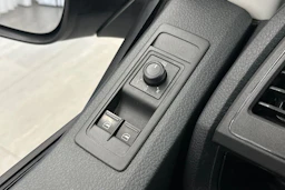 valkoinen Volkswagen Transporter 2019 kuva 15.