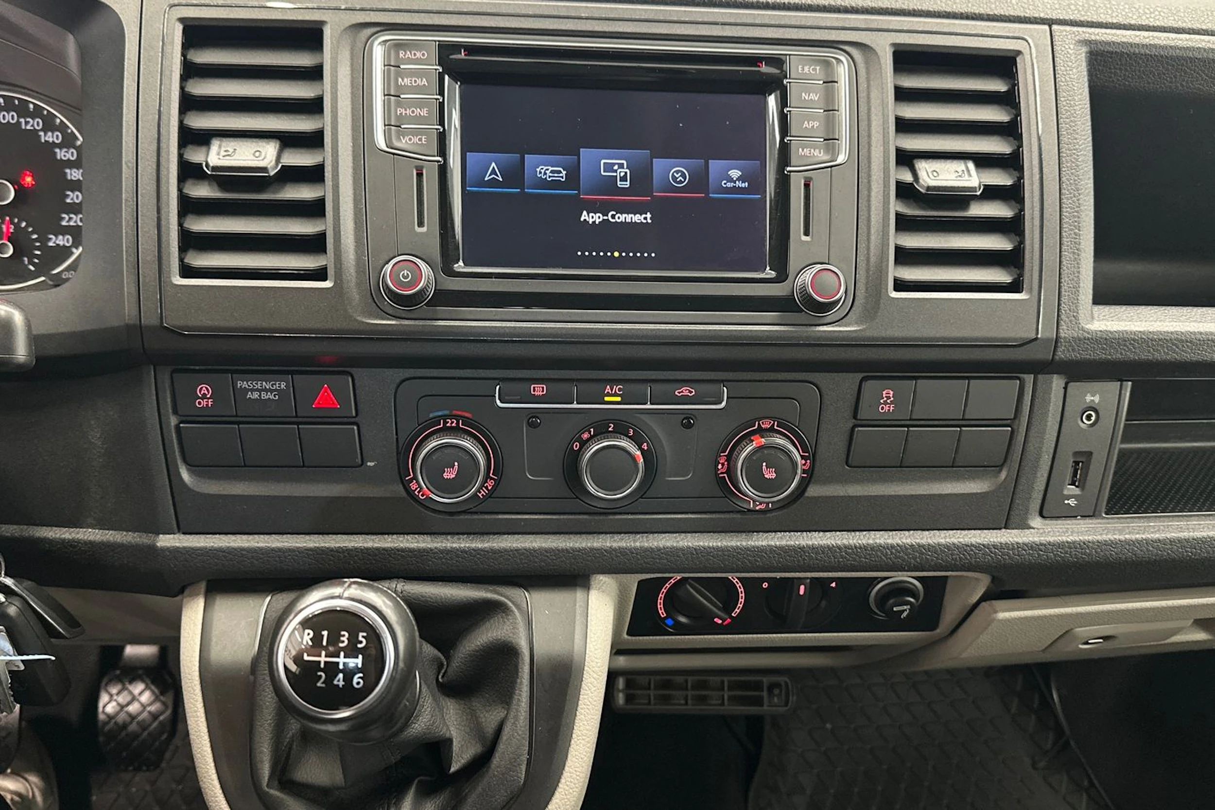 valkoinen Volkswagen Transporter 2019 kuva 16.