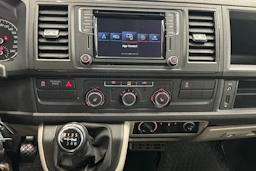 valkoinen Volkswagen Transporter 2019 kuva 16.