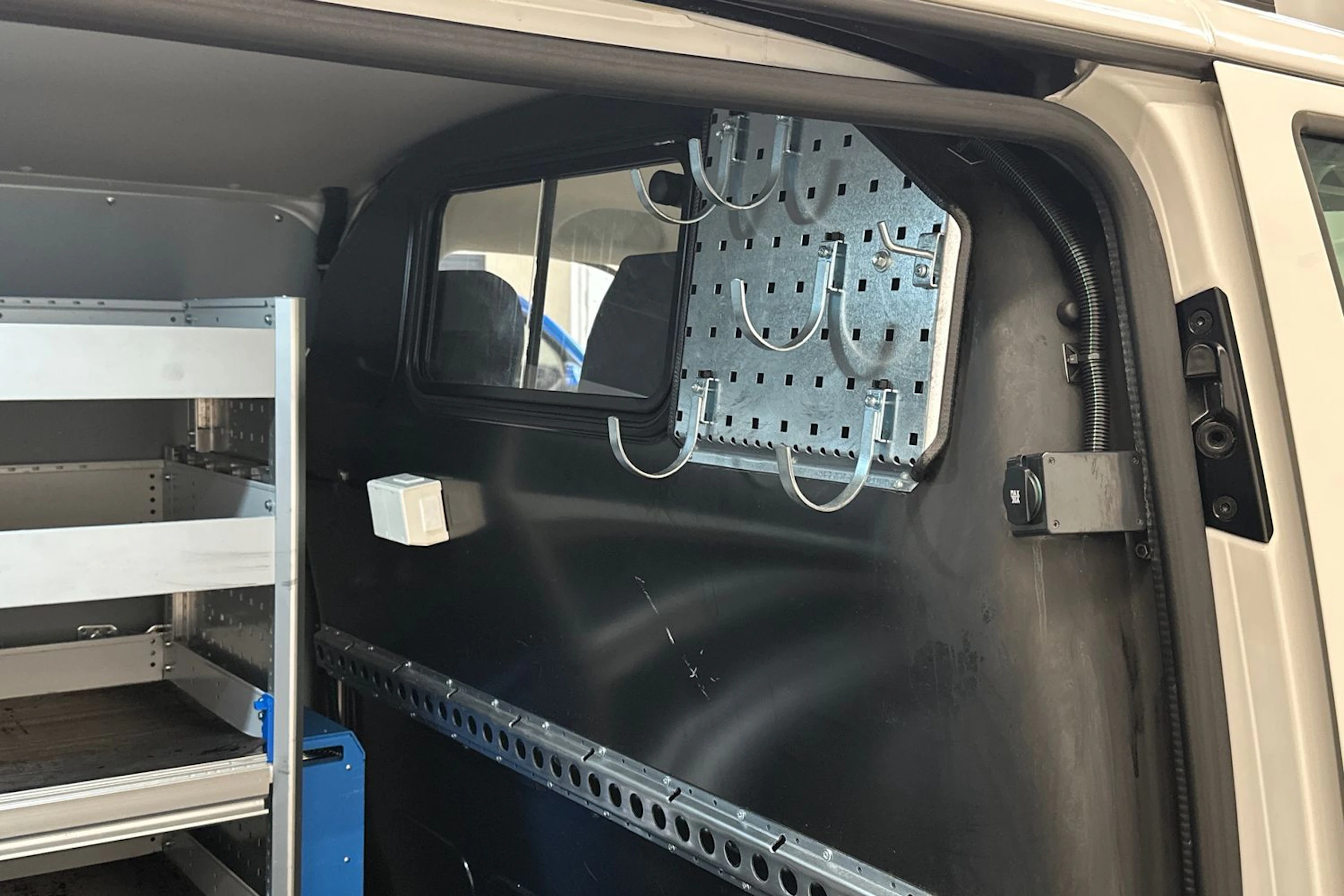 valkoinen Volkswagen Transporter 2019 kuva 21.