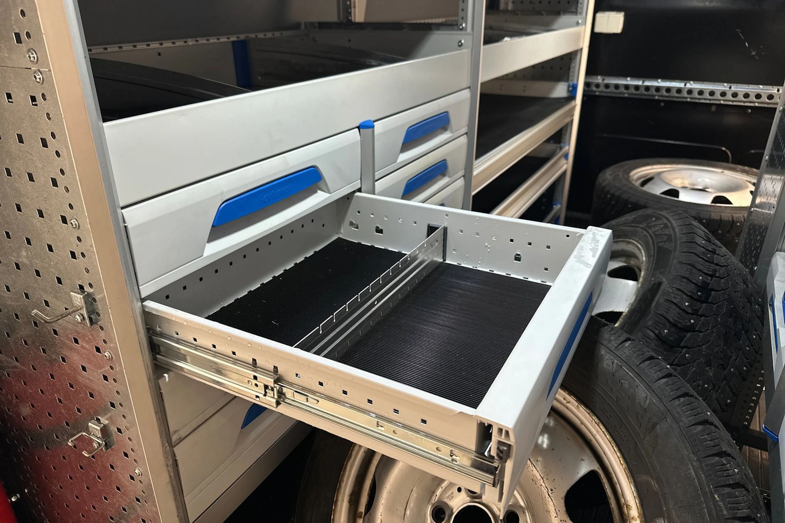 valkoinen Volkswagen Transporter 2019 kuva 23.