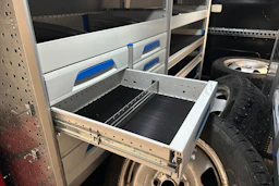 valkoinen Volkswagen Transporter 2019 kuva 23.