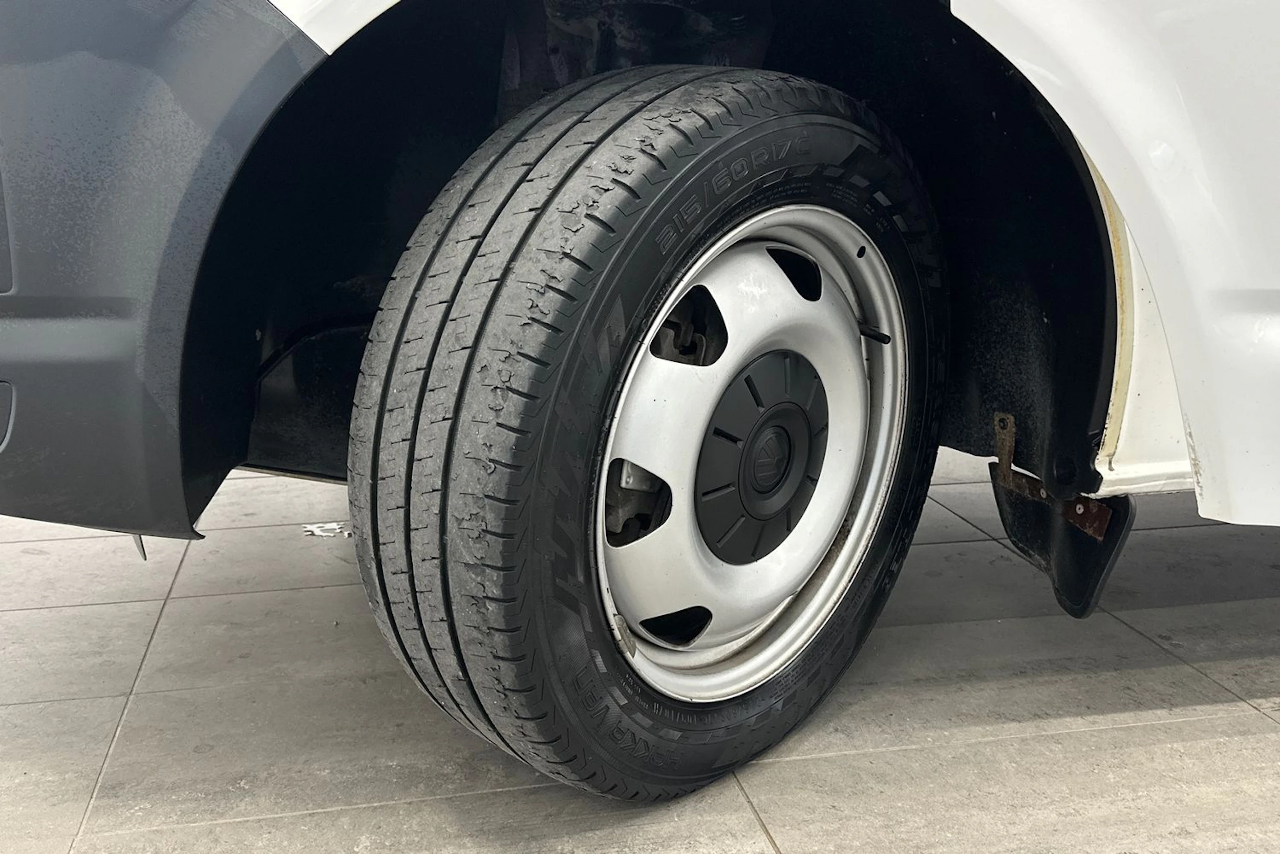valkoinen Volkswagen Transporter 2019 kuva 26.