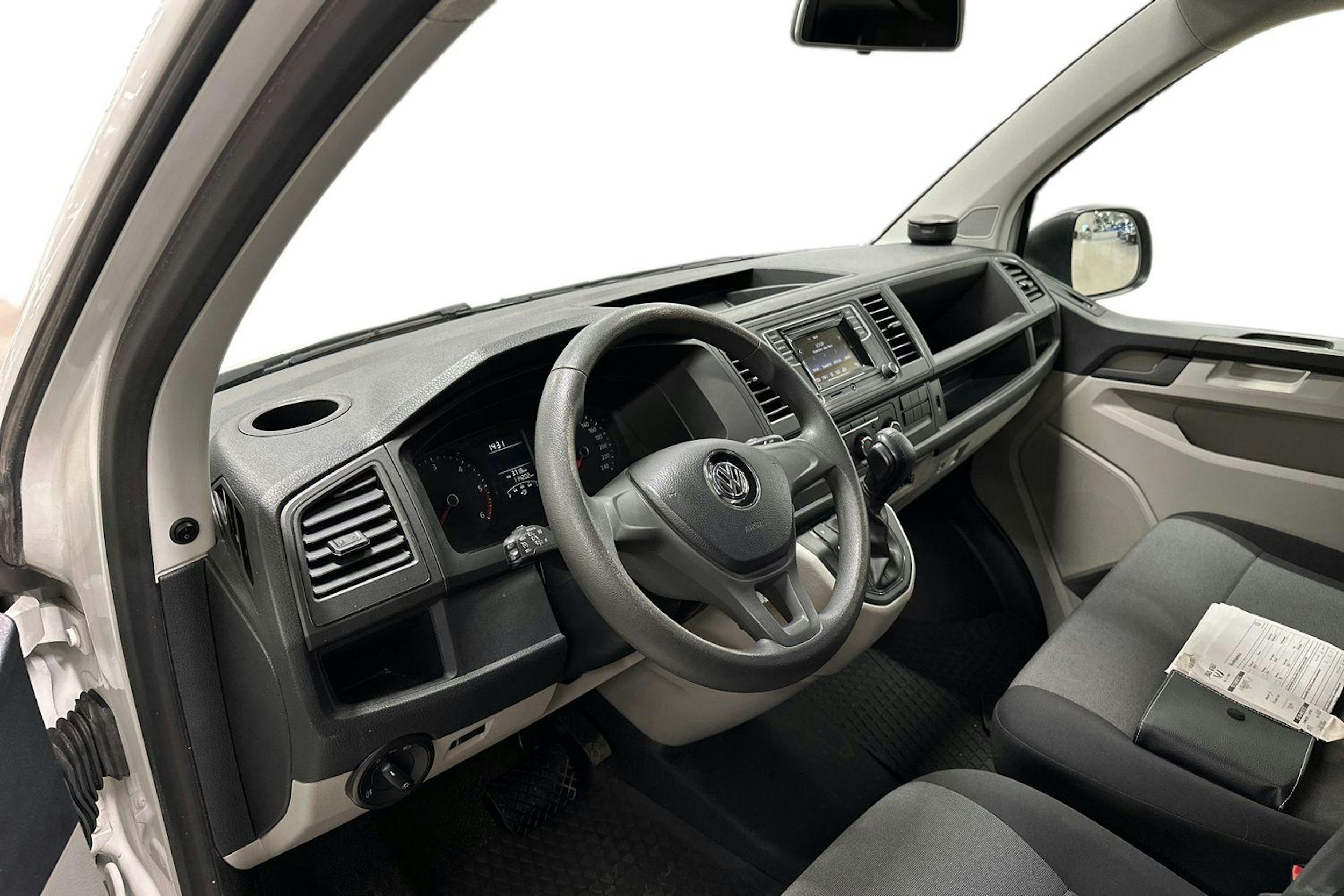 Valkoinen Volkswagen Transporter 2019 kuva 3.
