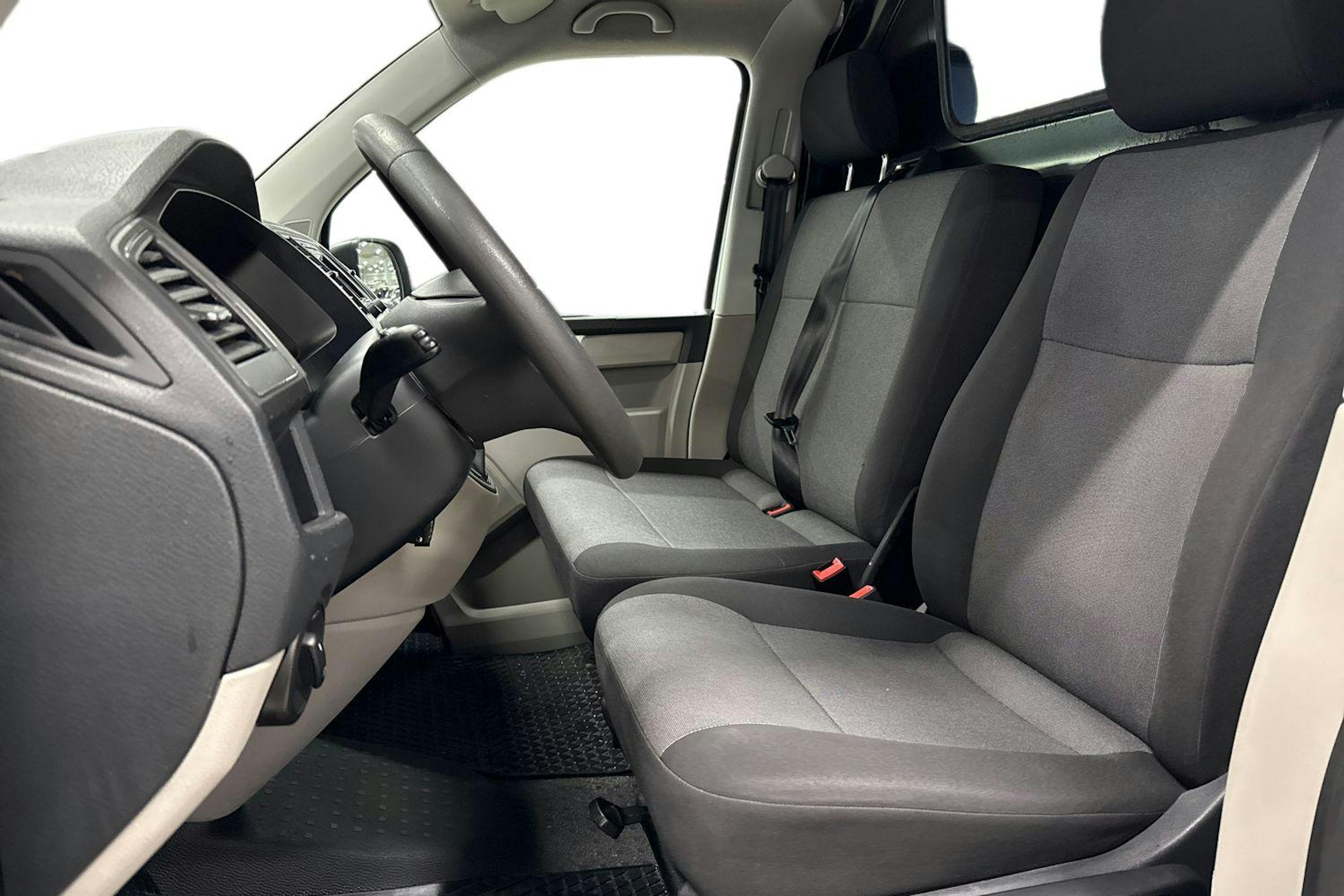 Valkoinen Volkswagen Transporter 2019 kuva 7.