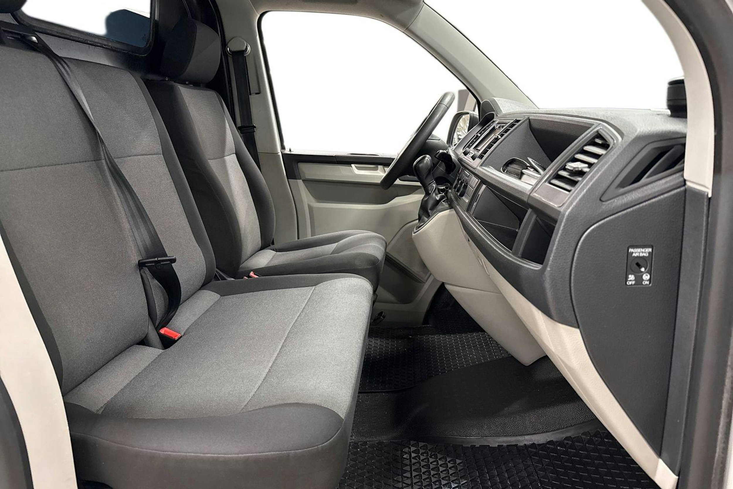 Valkoinen Volkswagen Transporter 2019 kuva 10.