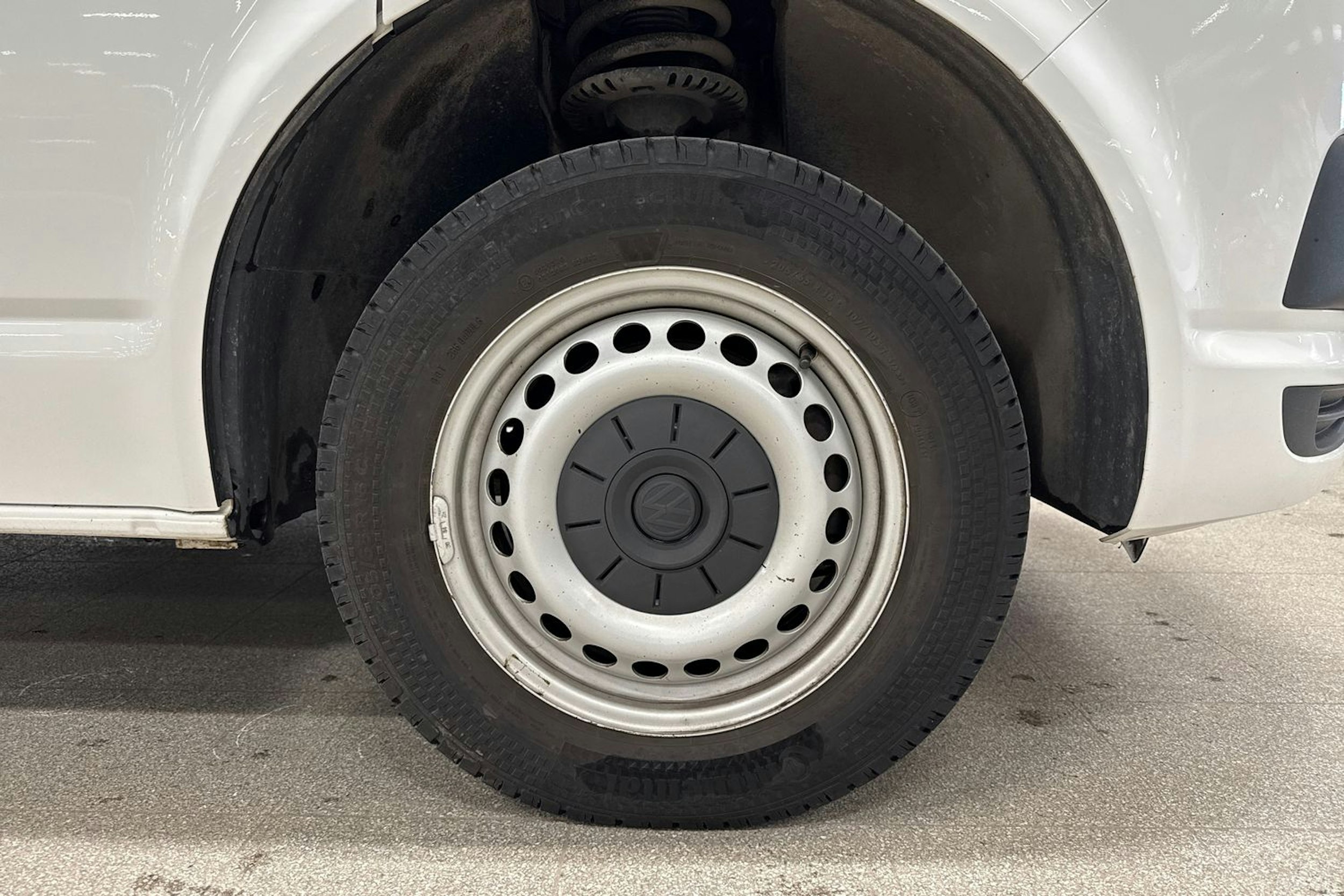 Valkoinen Volkswagen Transporter 2019 kuva 11.