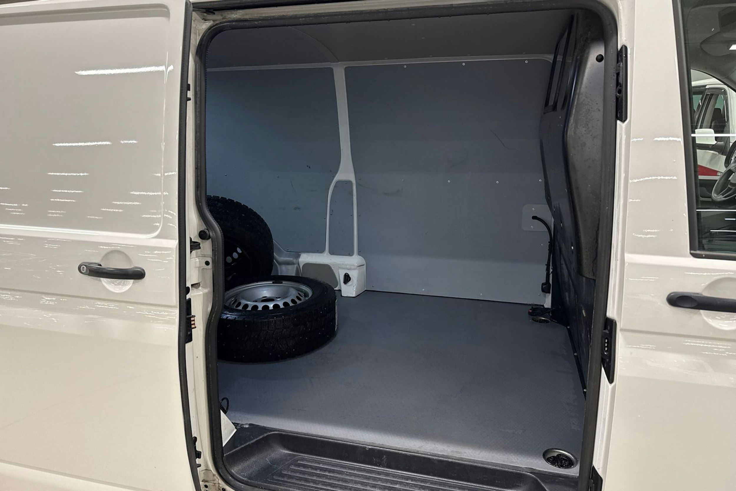 Valkoinen Volkswagen Transporter 2019 kuva 13.