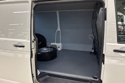 Valkoinen Volkswagen Transporter 2019 kuva 13.