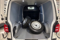 Valkoinen Volkswagen Transporter 2019 kuva 14.