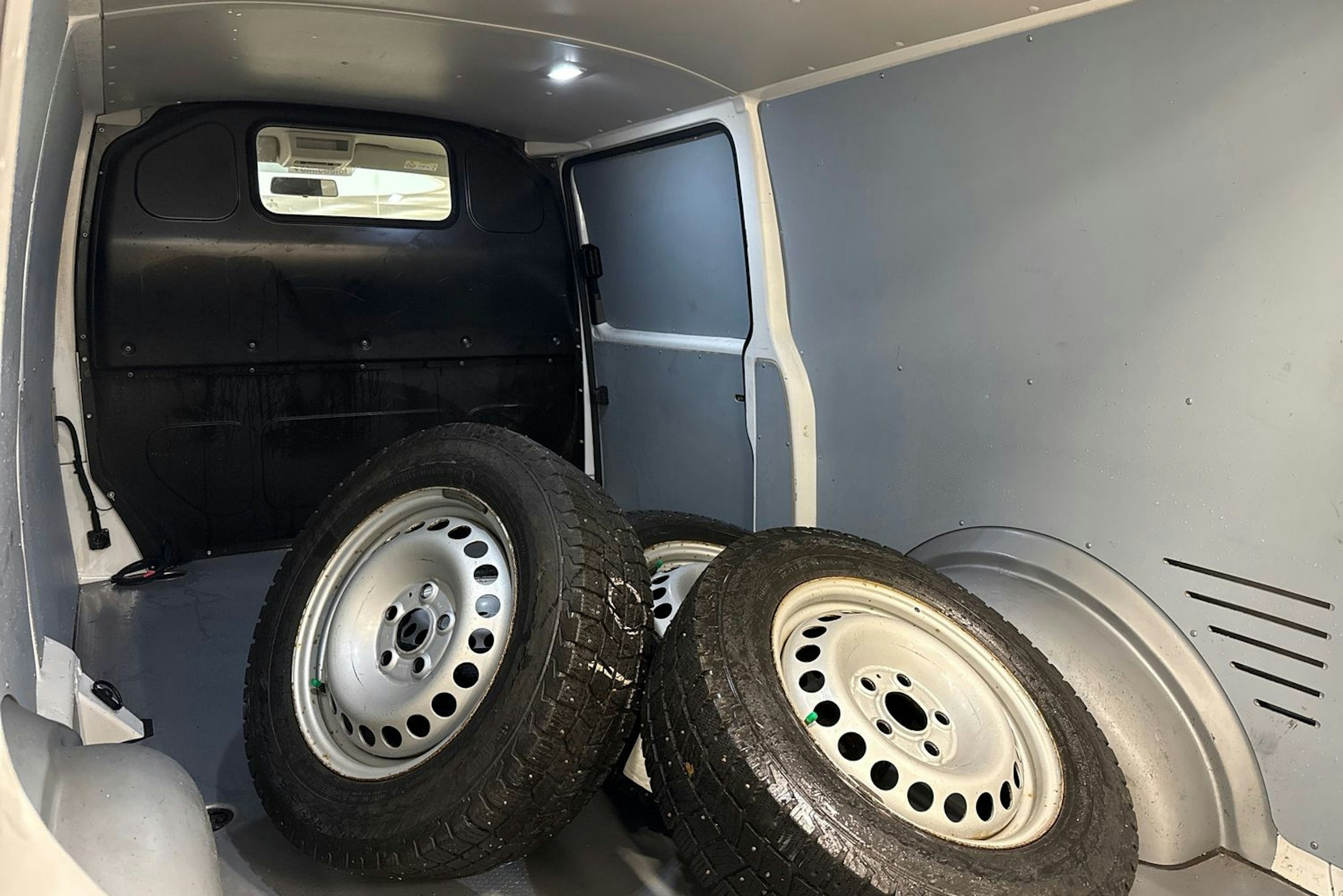Valkoinen Volkswagen Transporter 2019 kuva 15.