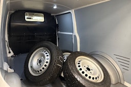 Valkoinen Volkswagen Transporter 2019 kuva 15.