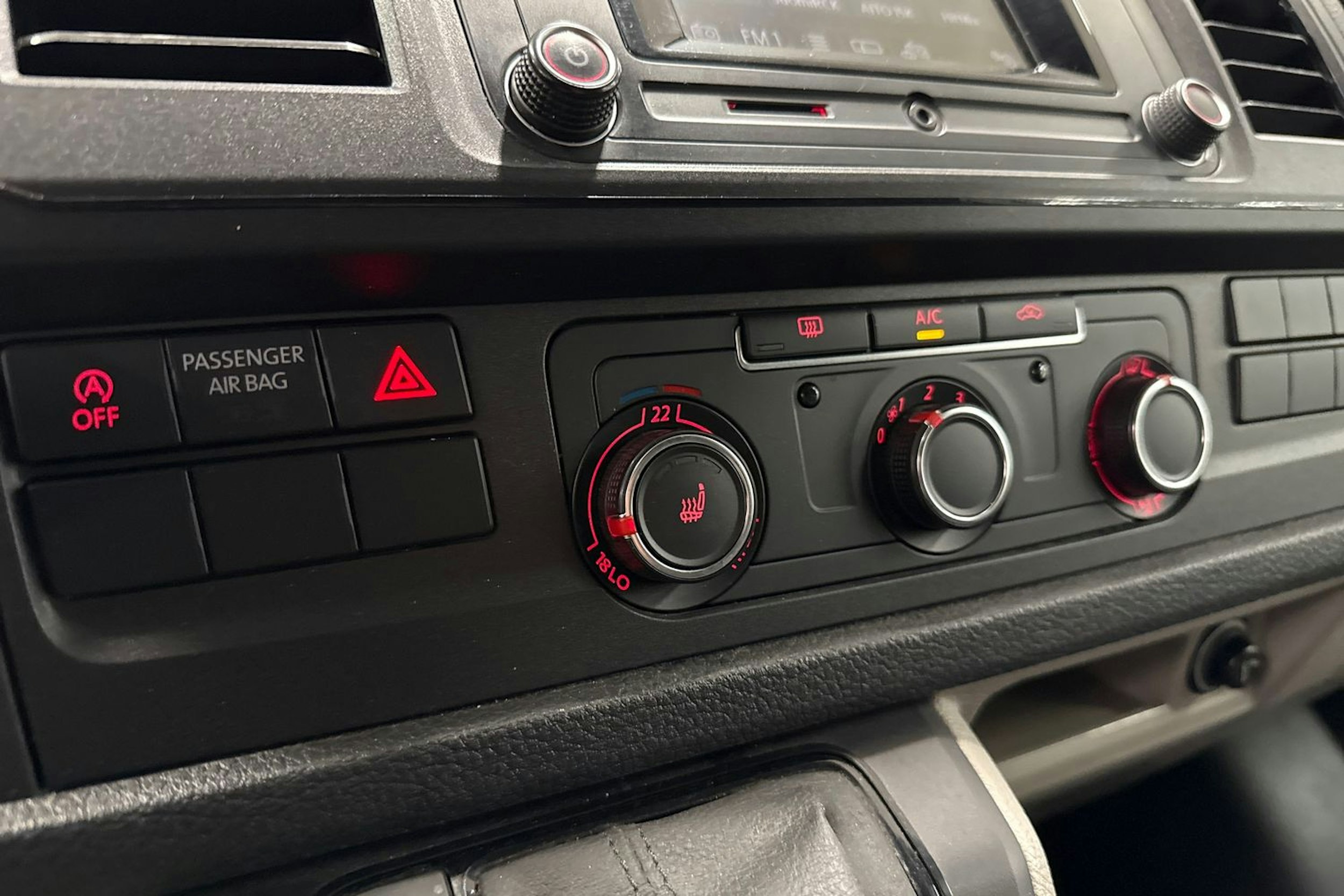 Valkoinen Volkswagen Transporter 2019 kuva 17.