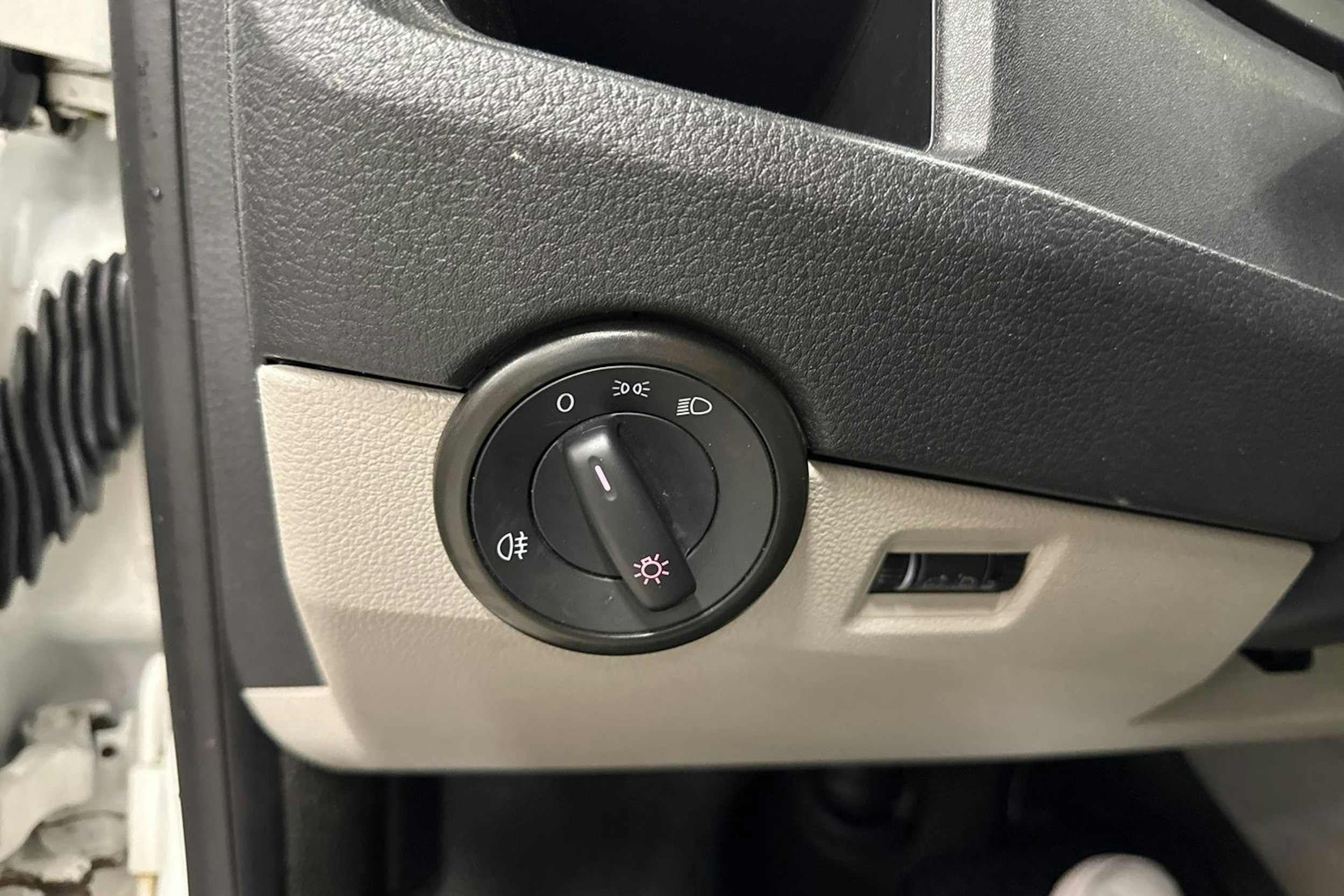 Valkoinen Volkswagen Transporter 2019 kuva 21.