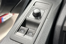 Valkoinen Volkswagen Transporter 2019 kuva 22.