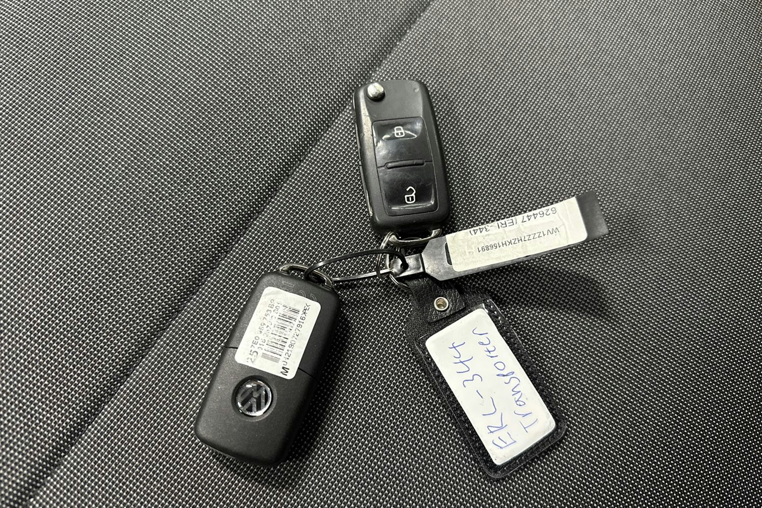 Valkoinen Volkswagen Transporter 2019 kuva 23.