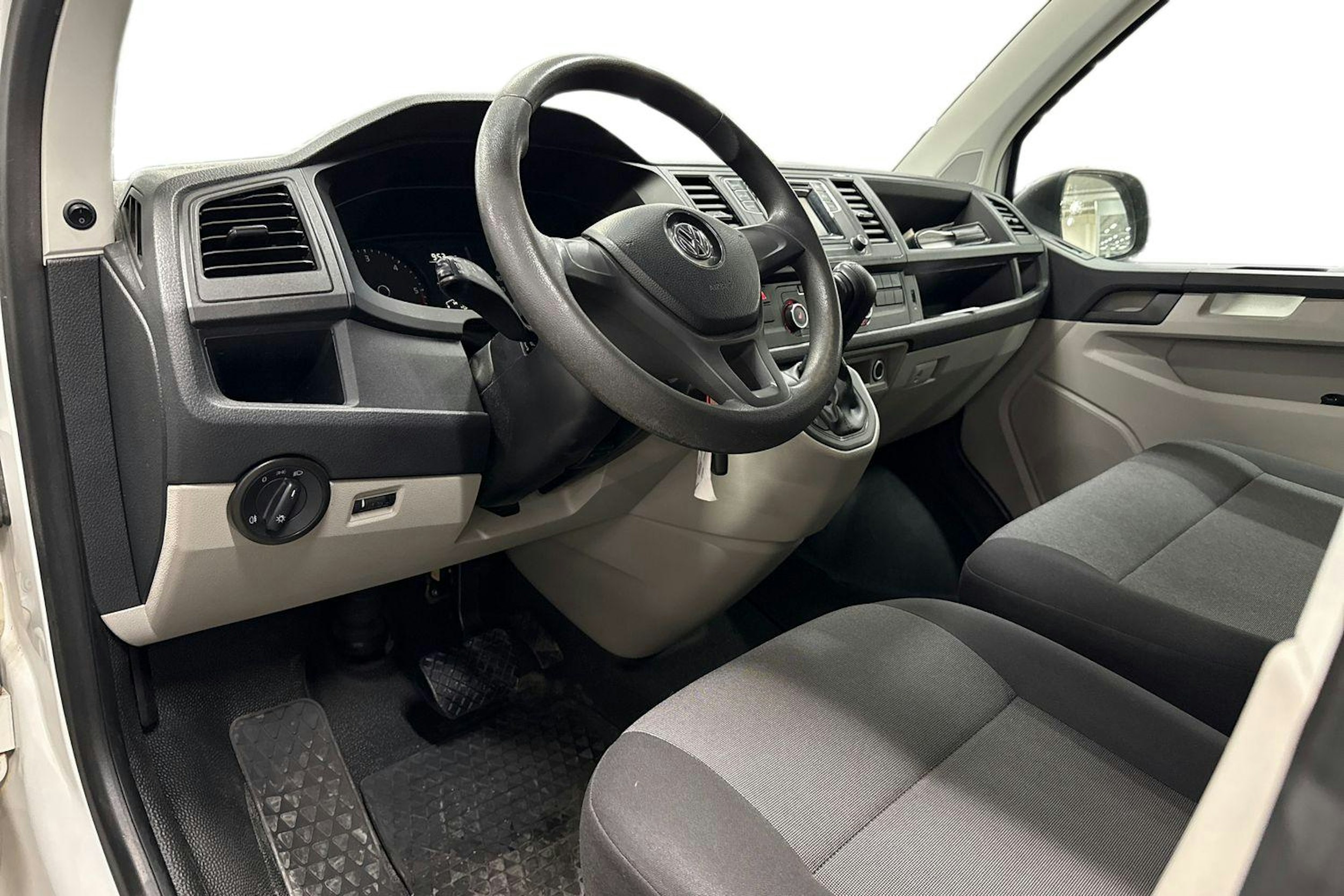 valkoinen Volkswagen Transporter 2019 kuva 3.