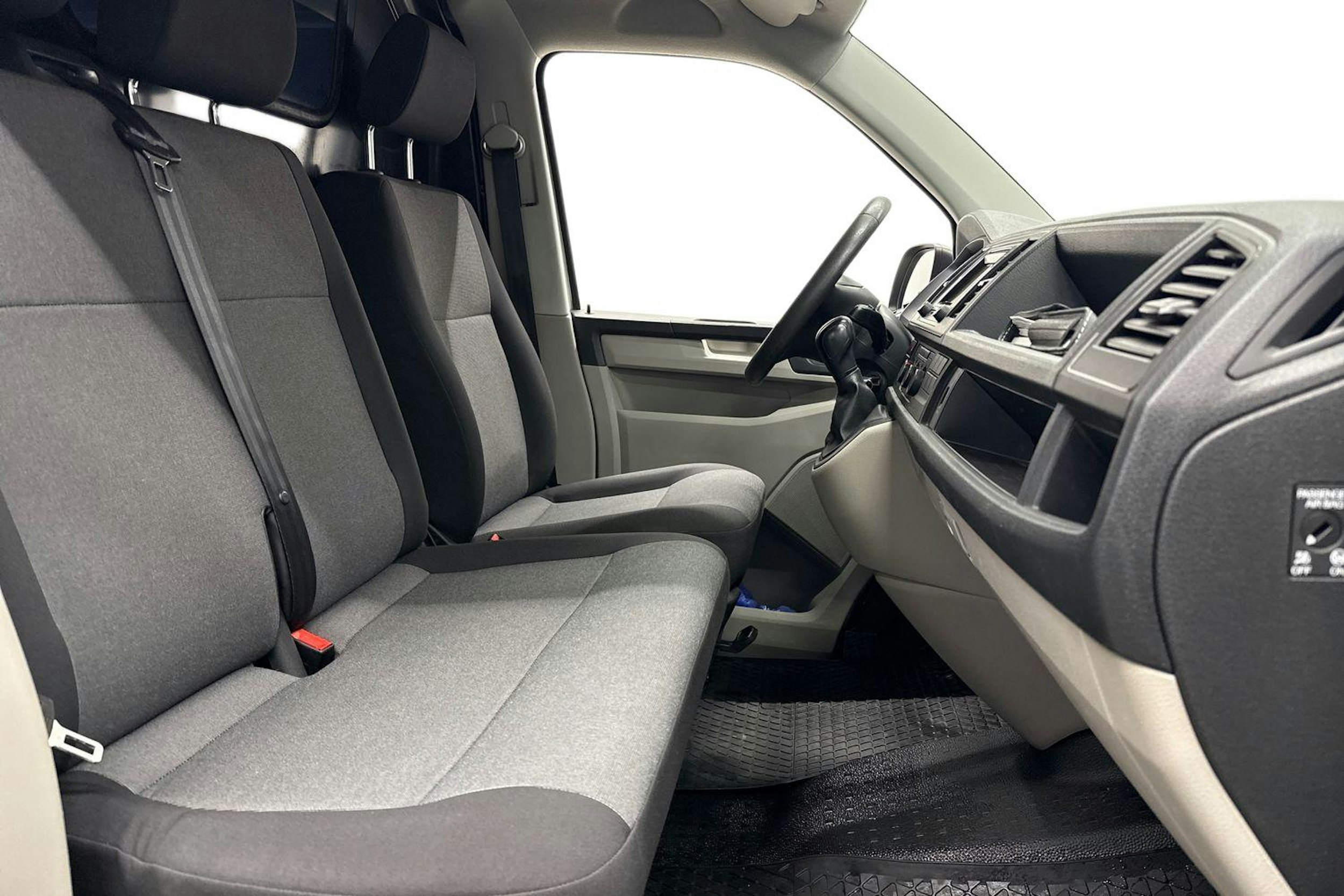 valkoinen Volkswagen Transporter 2019 kuva 11.