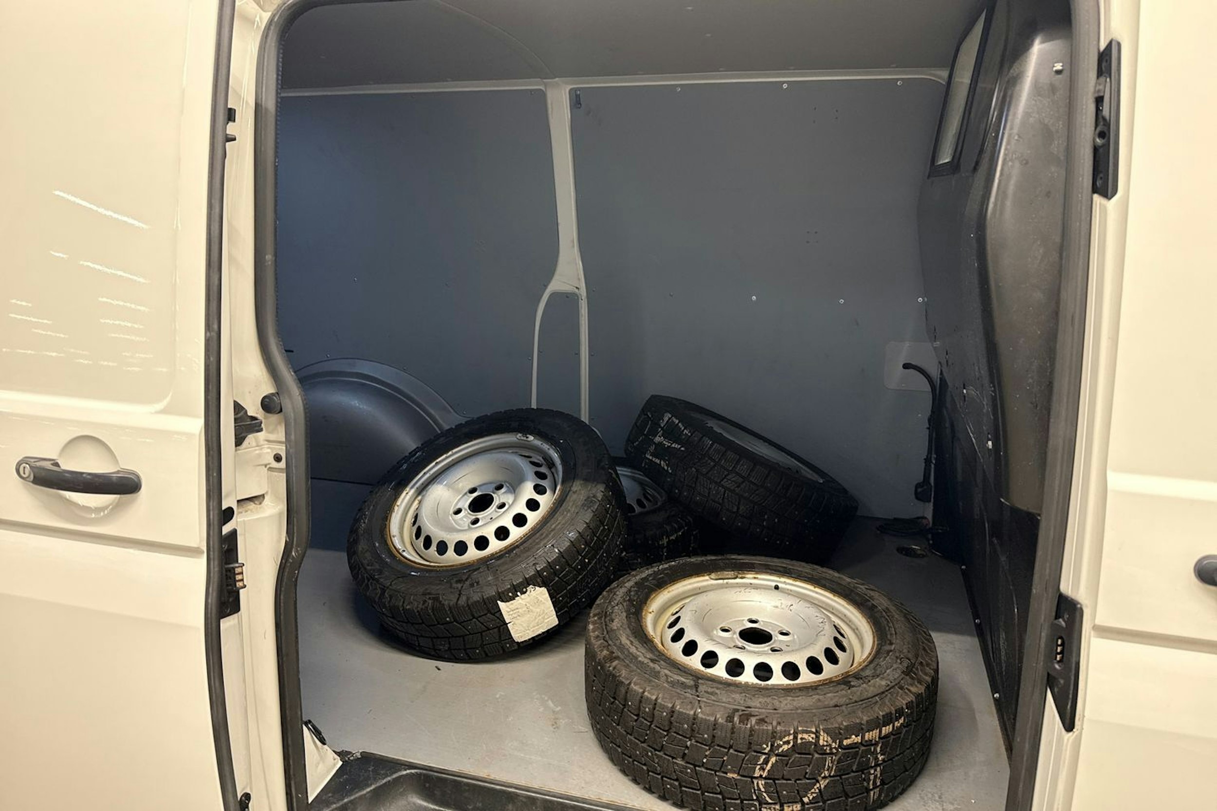 valkoinen Volkswagen Transporter 2019 kuva 13.