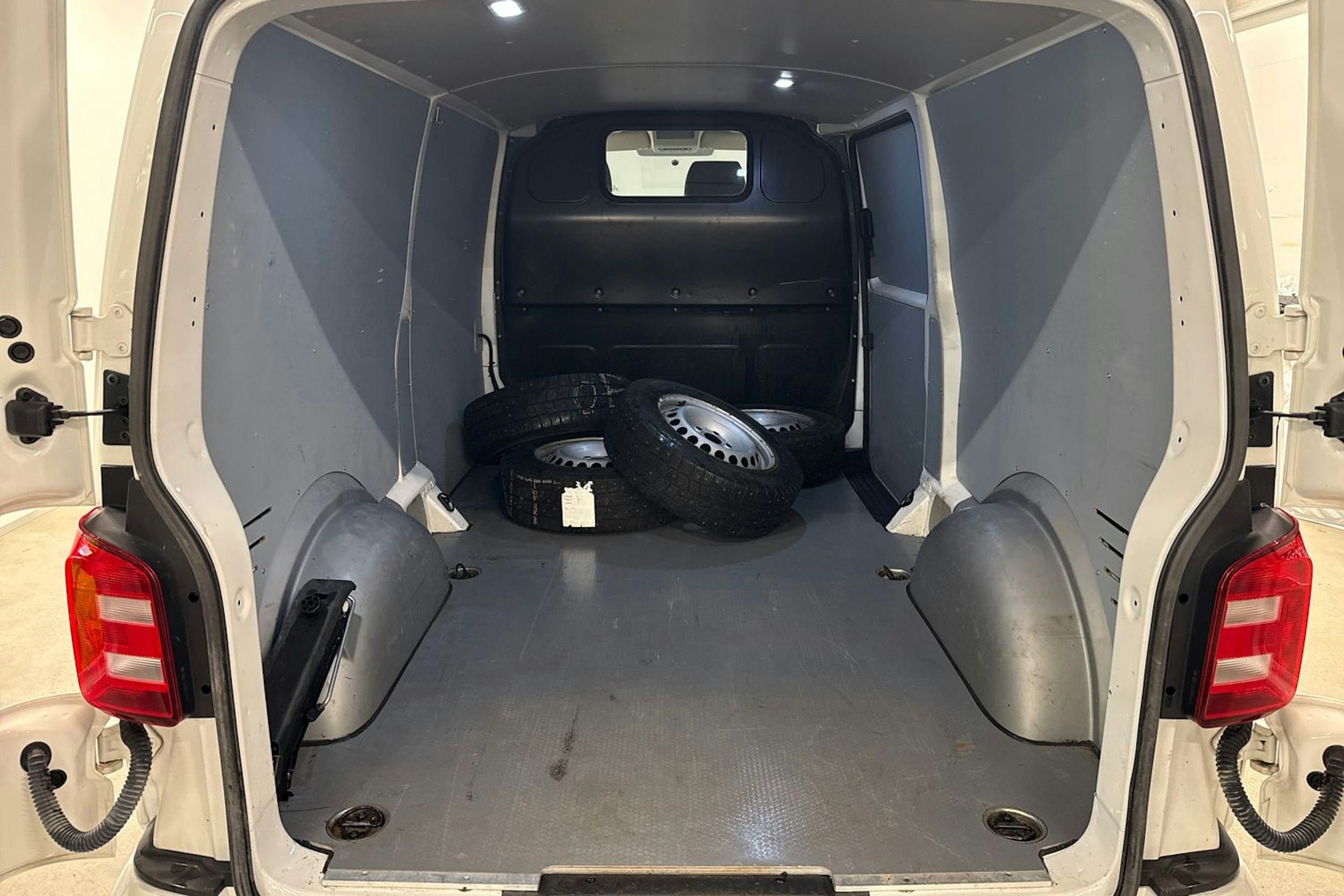 valkoinen Volkswagen Transporter 2019 kuva 15.