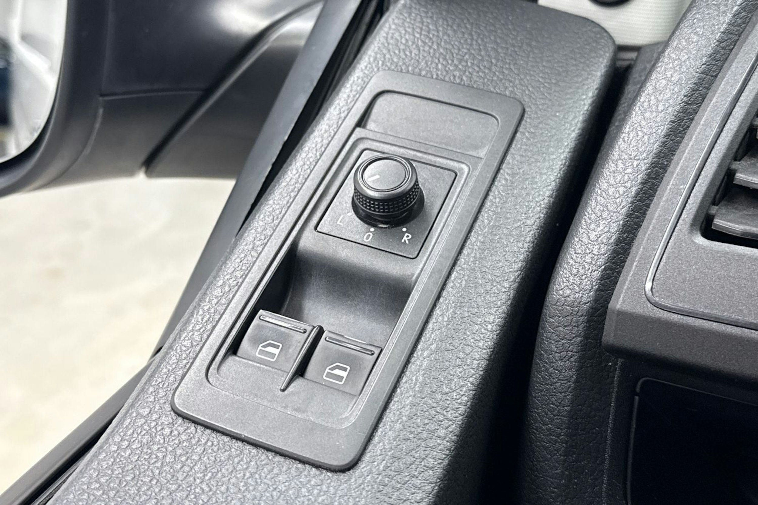 valkoinen Volkswagen Transporter 2019 kuva 17.