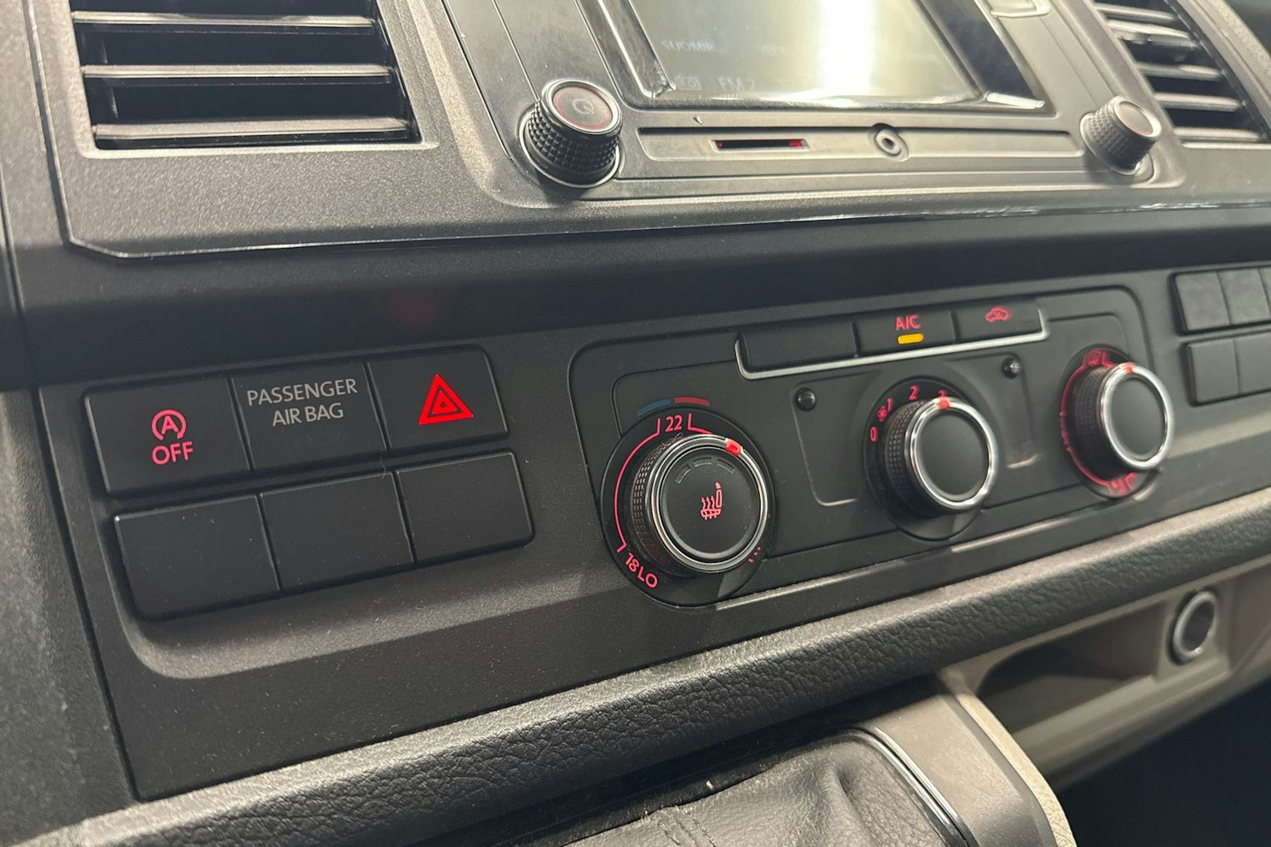 valkoinen Volkswagen Transporter 2019 kuva 18.