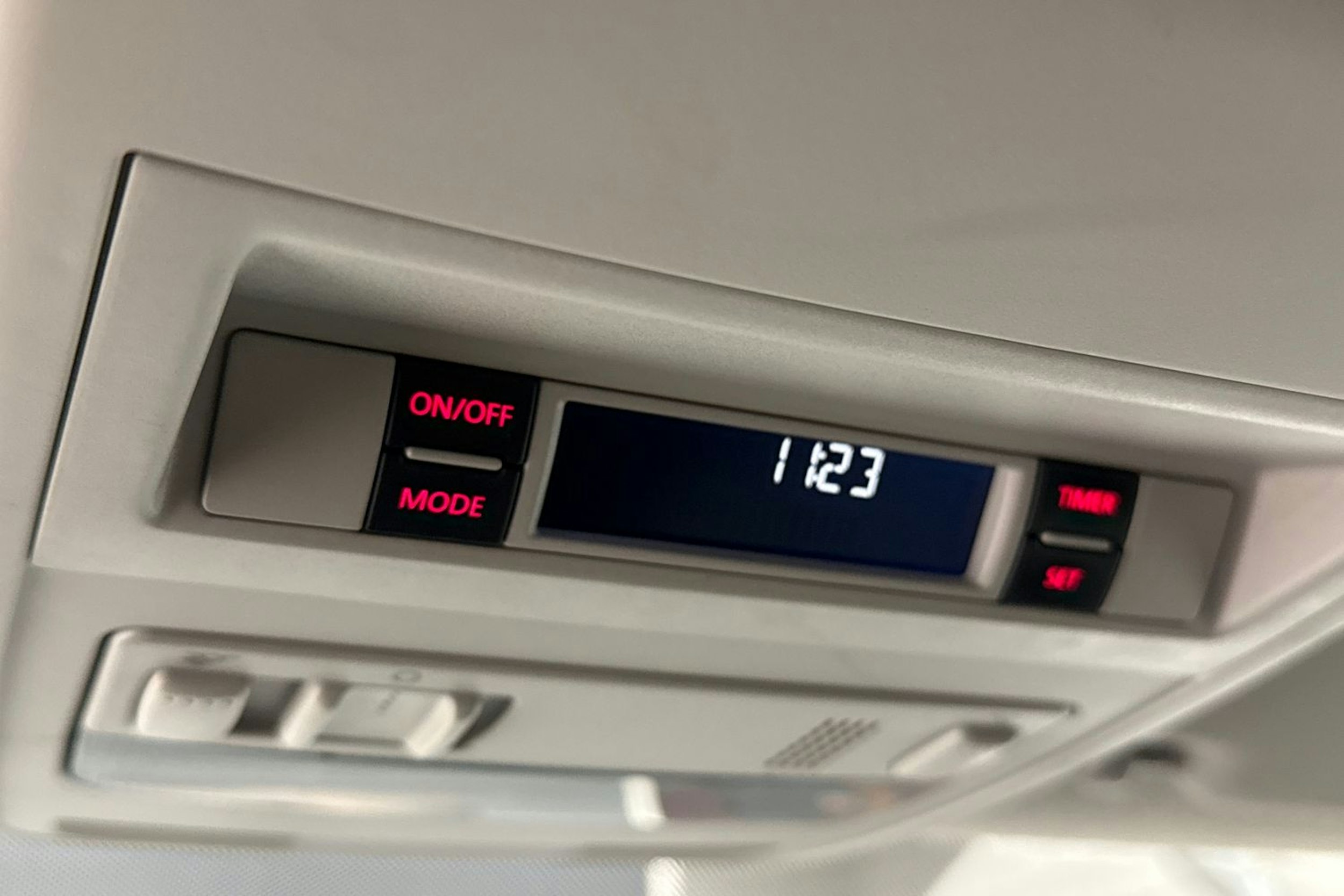 valkoinen Volkswagen Transporter 2019 kuva 20.