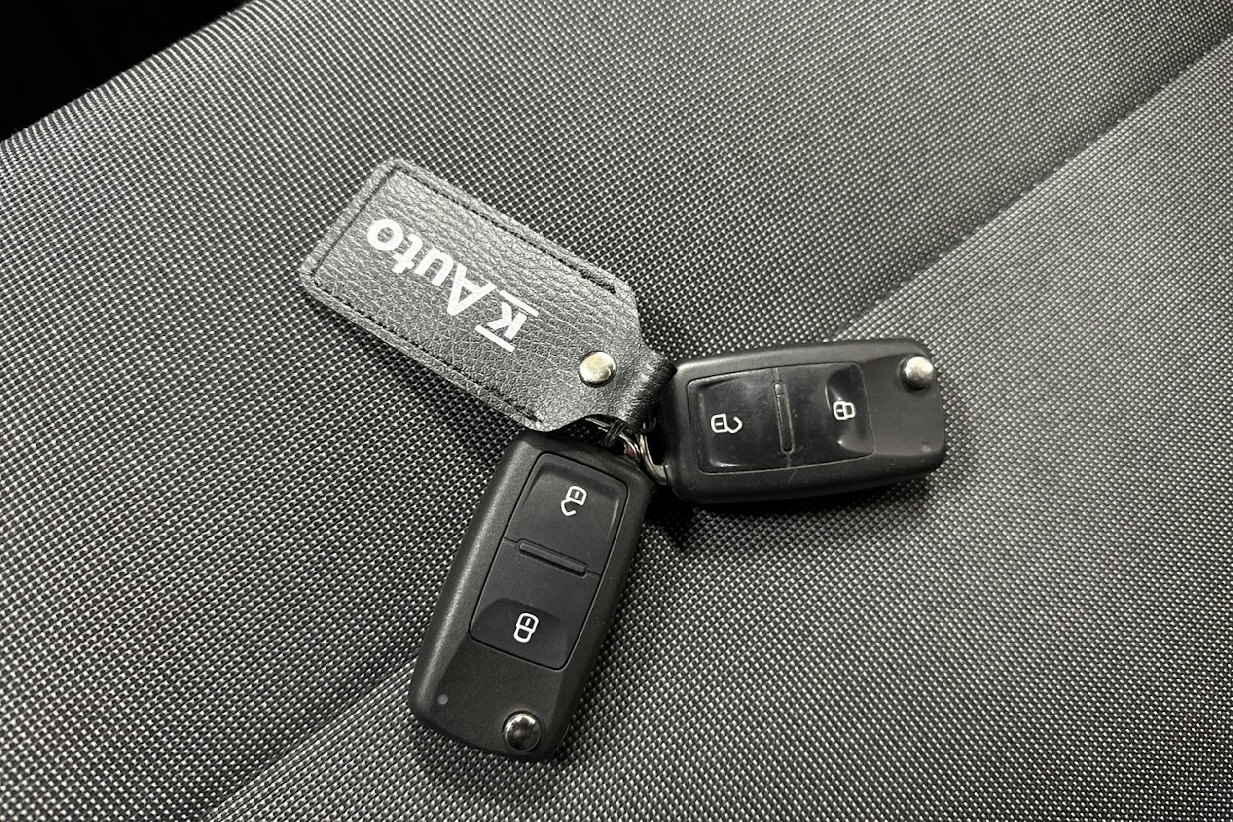 valkoinen Volkswagen Transporter 2019 kuva 21.