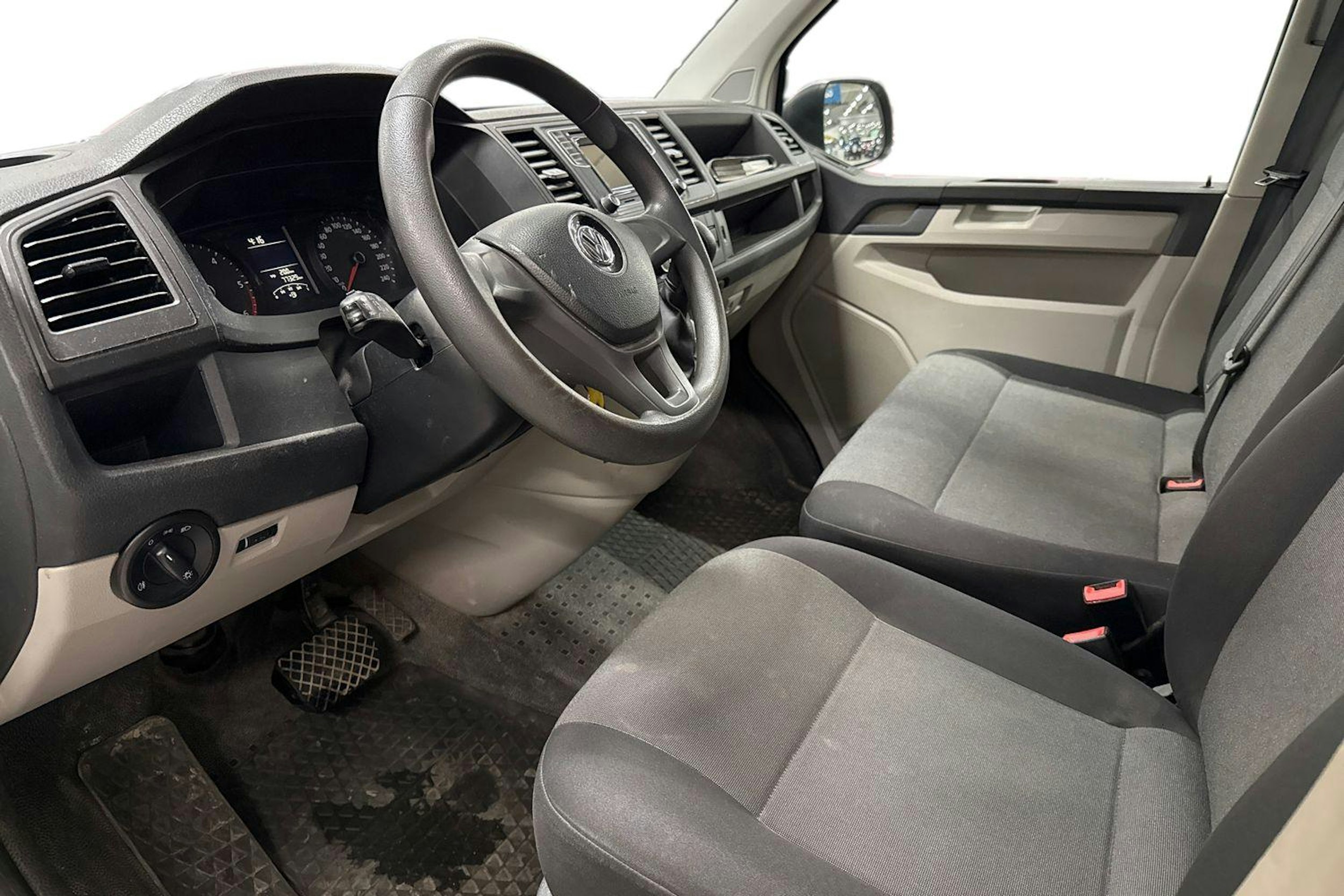 valkoinen Volkswagen Transporter 2019 kuva 3.