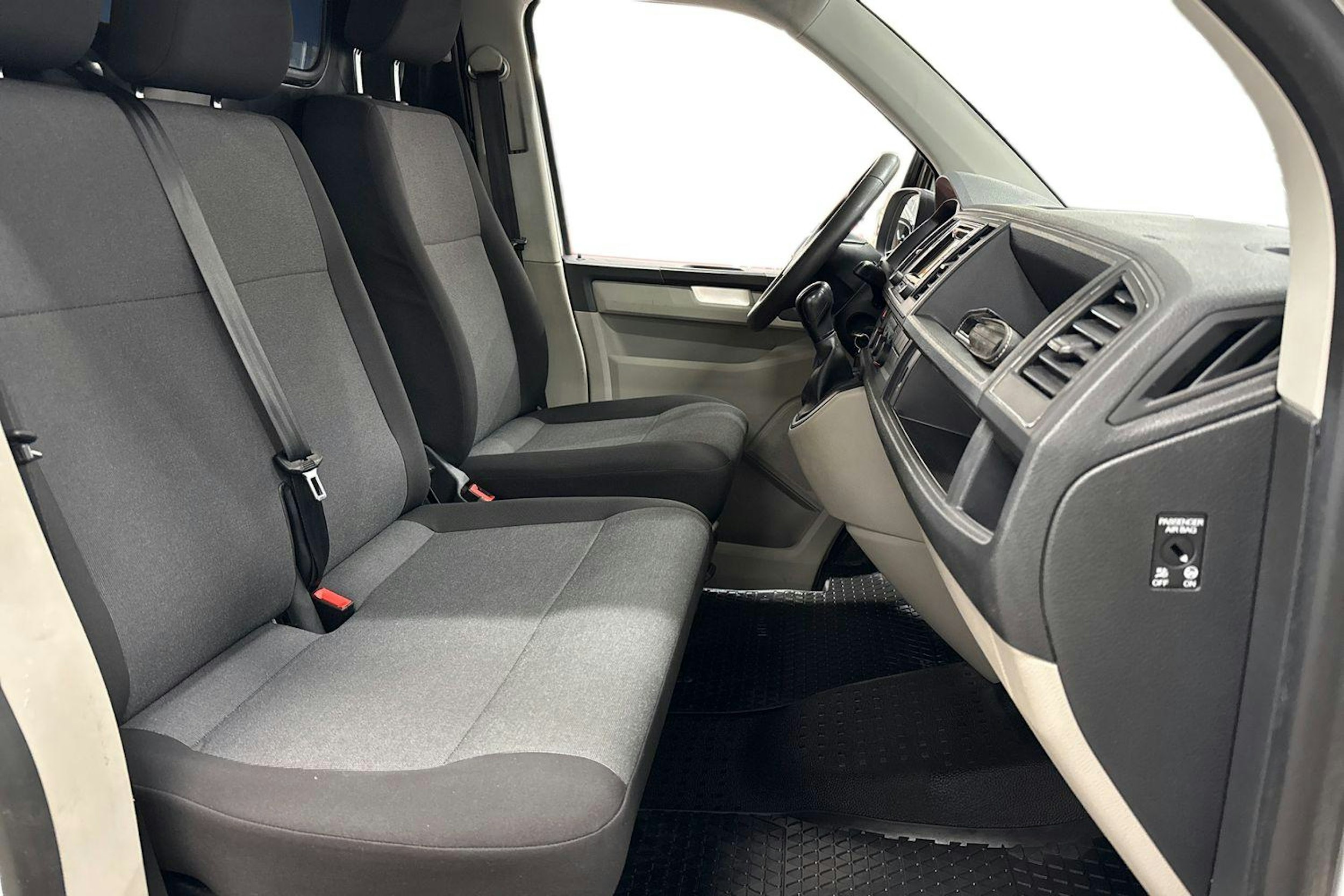 valkoinen Volkswagen Transporter 2019 kuva 10.
