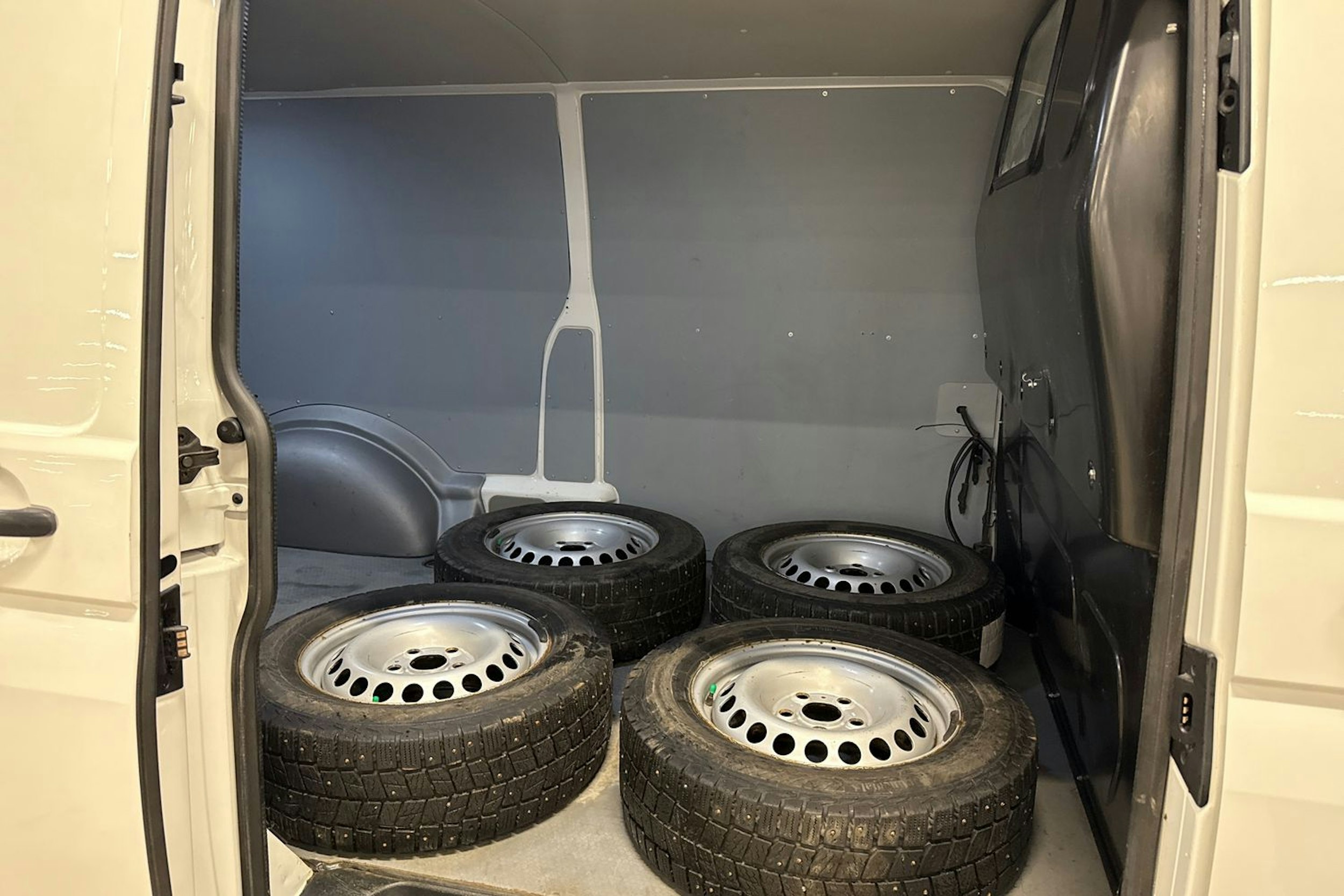 valkoinen Volkswagen Transporter 2019 kuva 13.