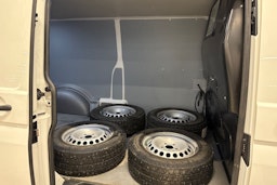 valkoinen Volkswagen Transporter 2019 kuva 13.