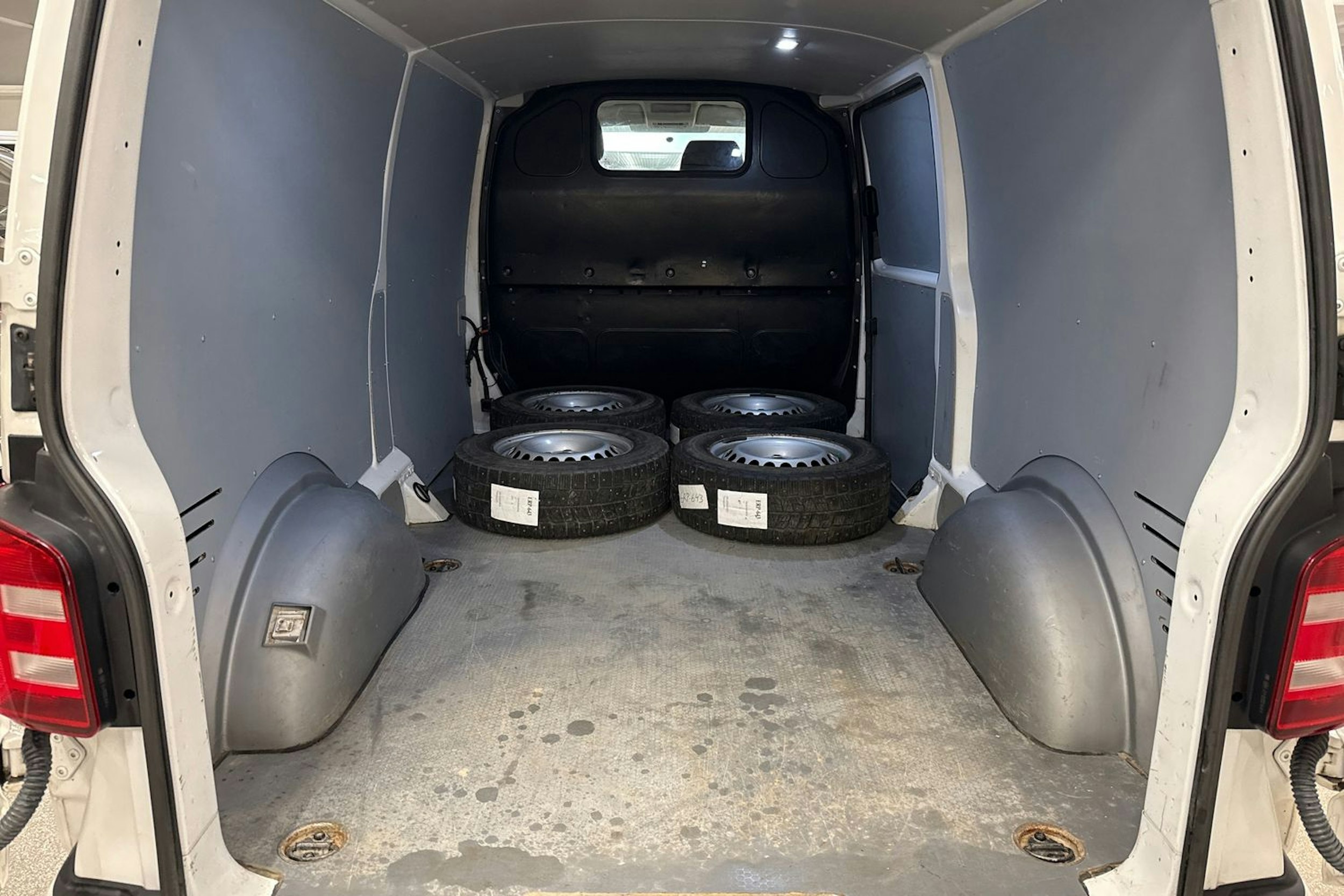 valkoinen Volkswagen Transporter 2019 kuva 14.