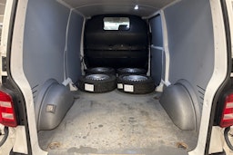 valkoinen Volkswagen Transporter 2019 kuva 14.