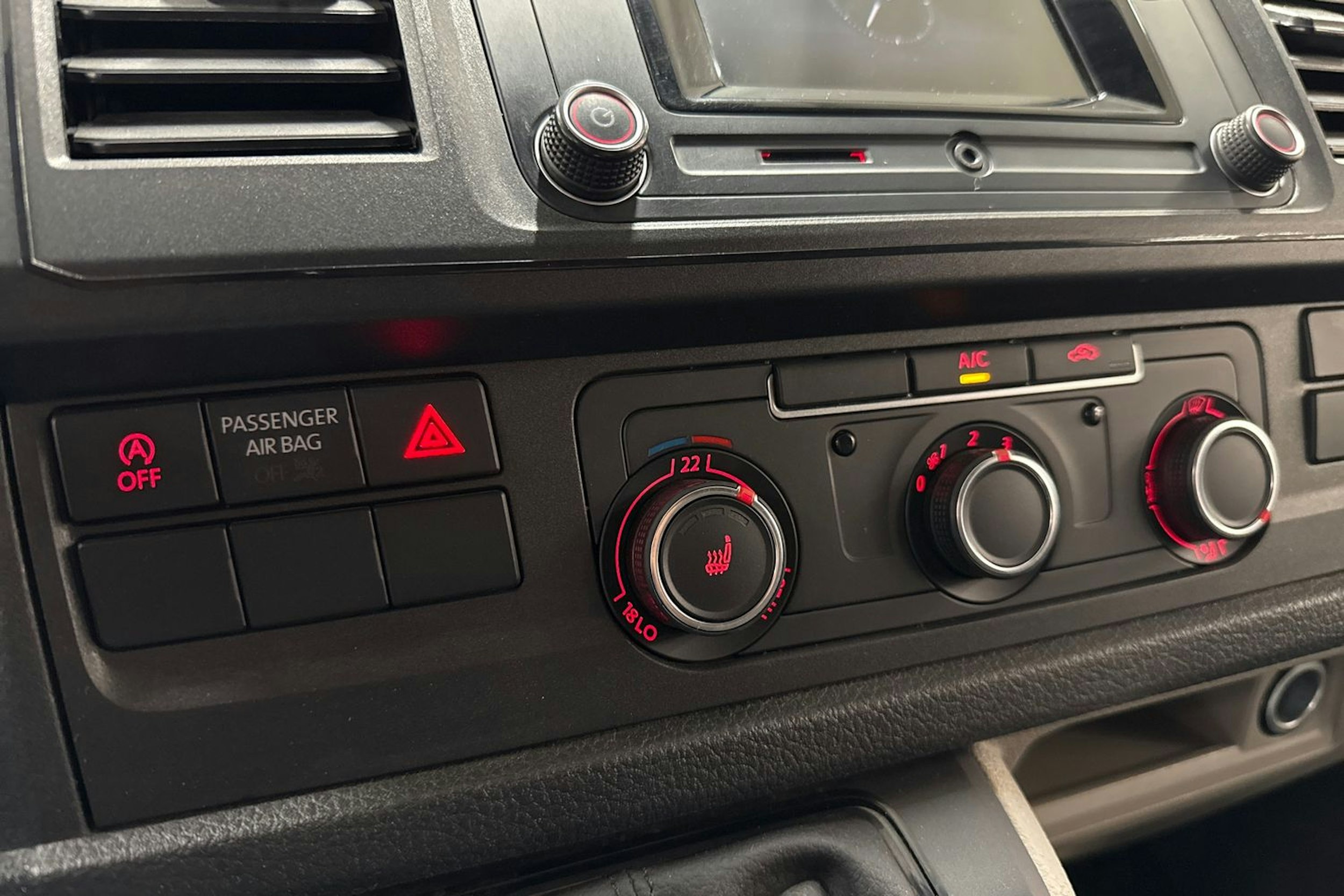 valkoinen Volkswagen Transporter 2019 kuva 16.