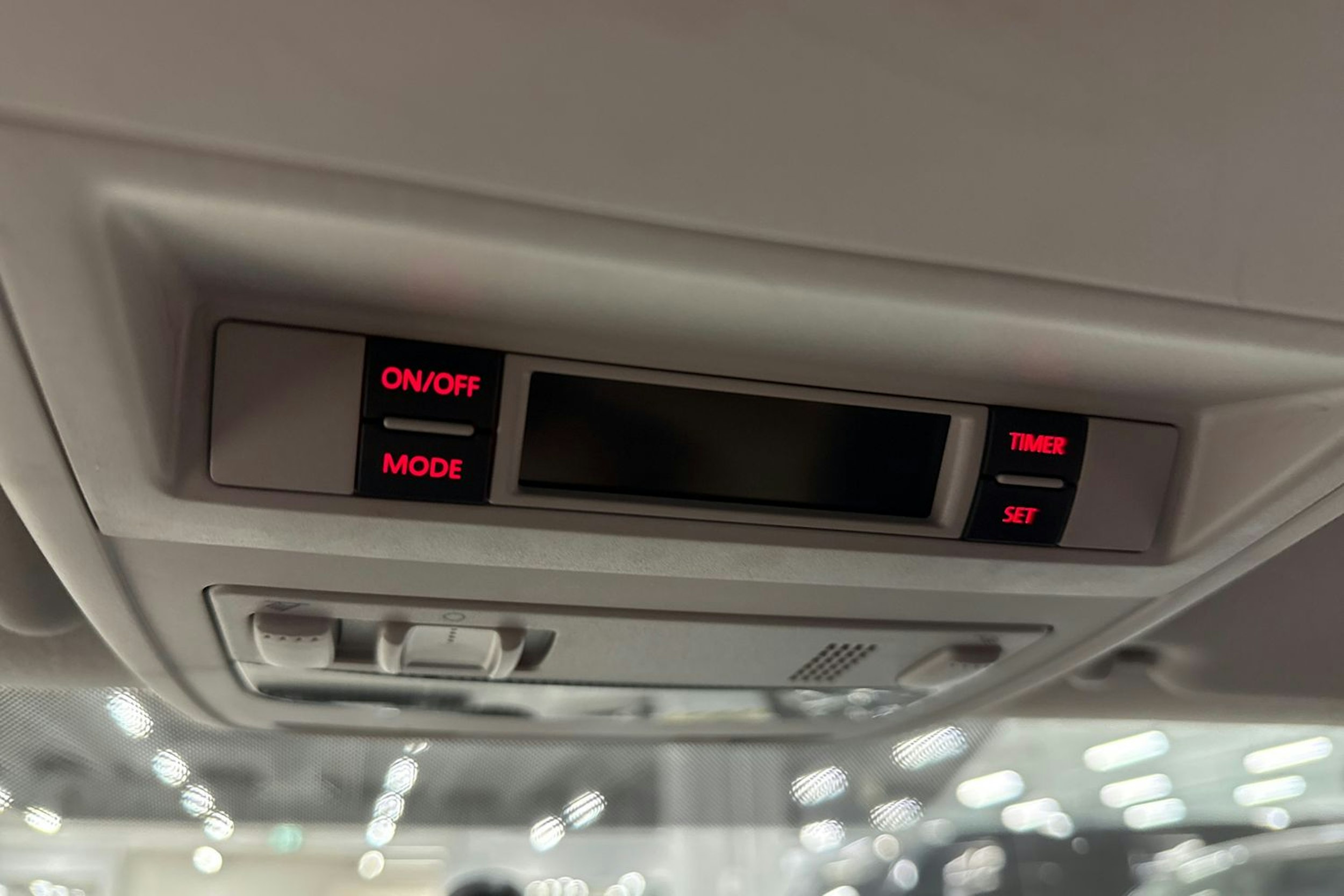 valkoinen Volkswagen Transporter 2019 kuva 18.