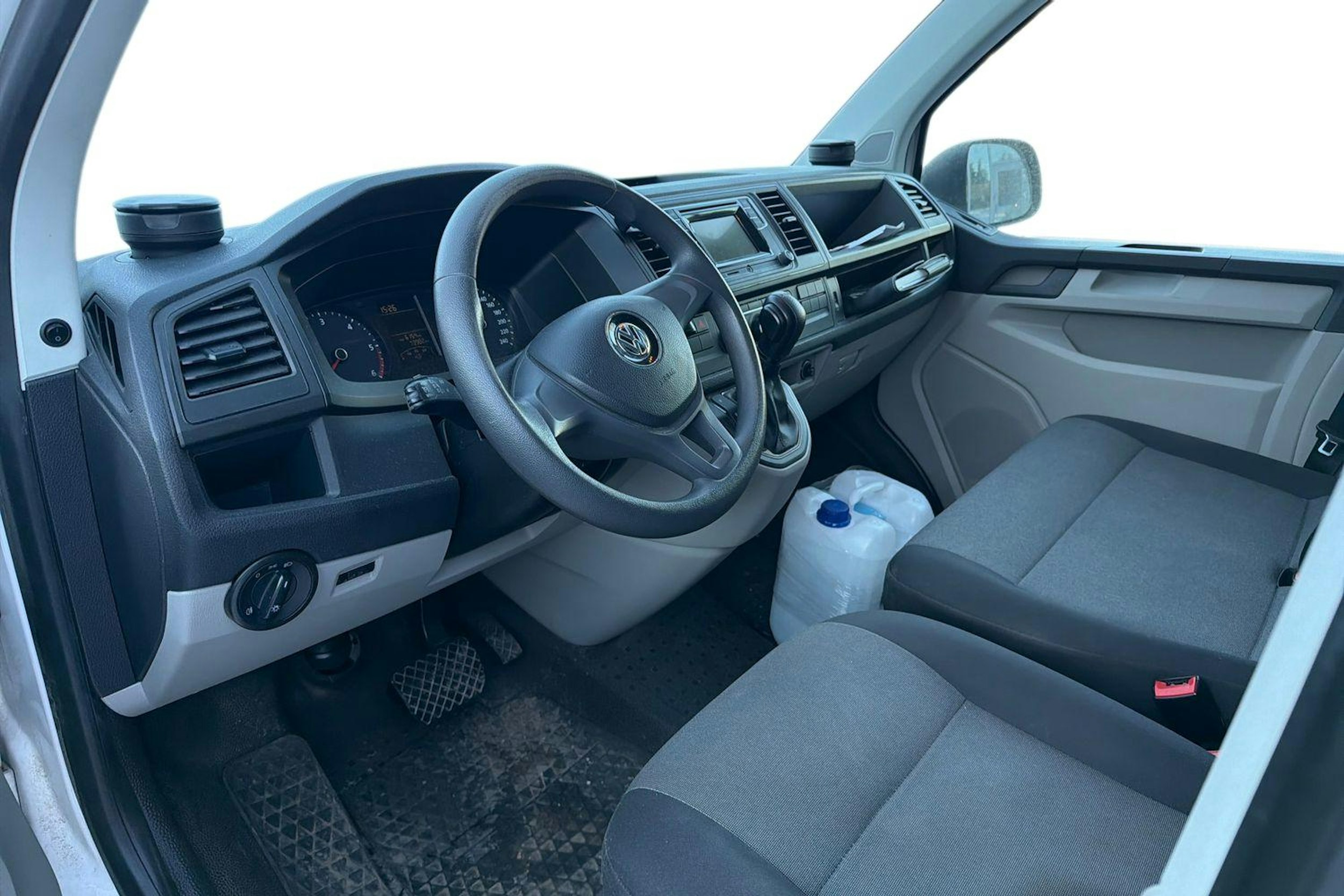 valkoinen Volkswagen Transporter 2019 kuva 3.