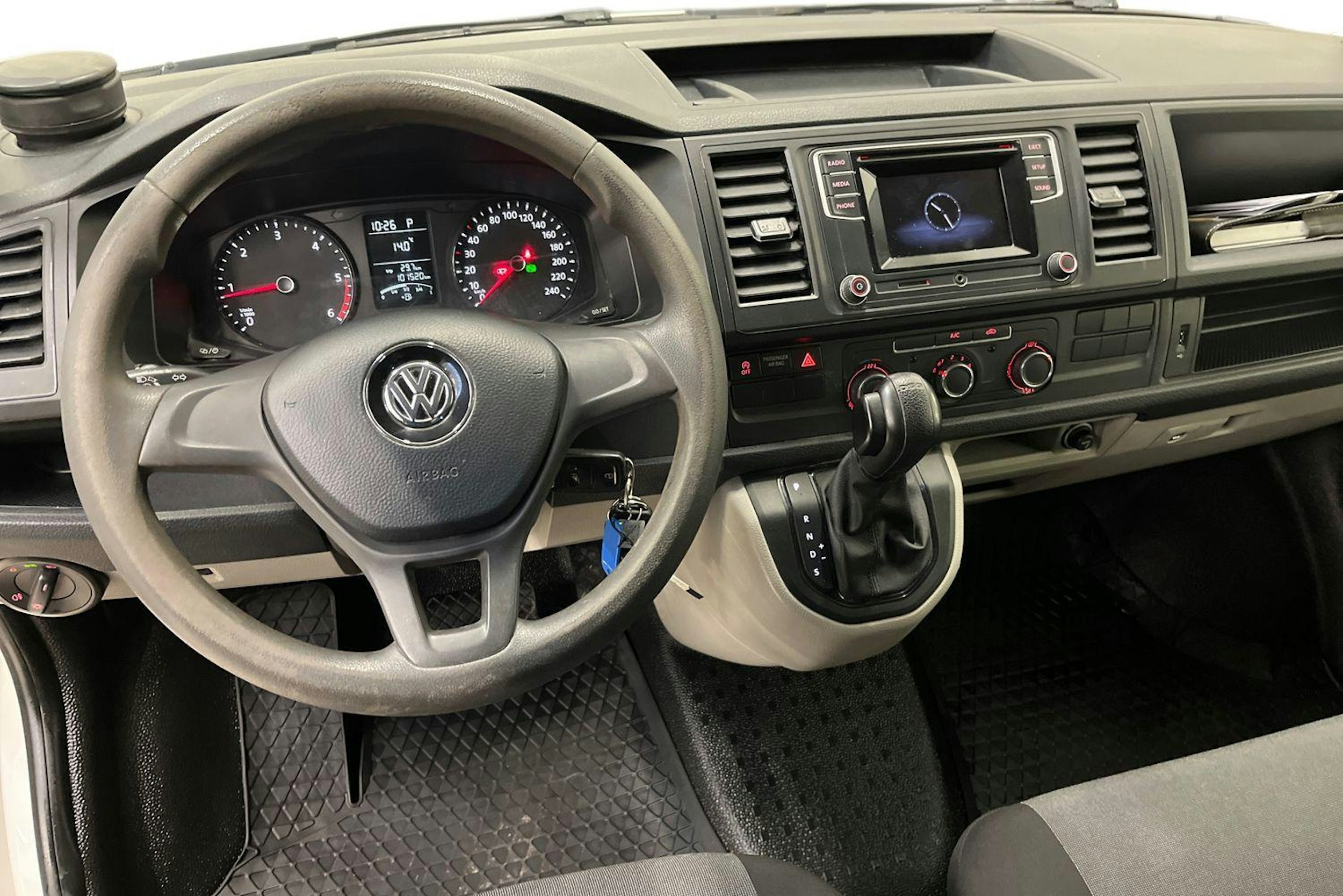 valkoinen Volkswagen Transporter 2019 kuva 9.