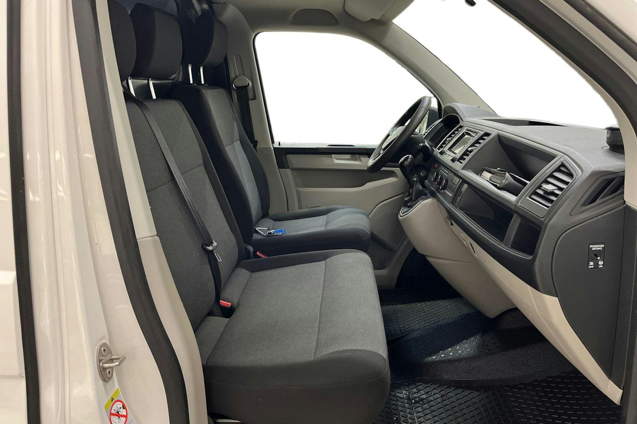 valkoinen Volkswagen Transporter 2019 kuva 11.